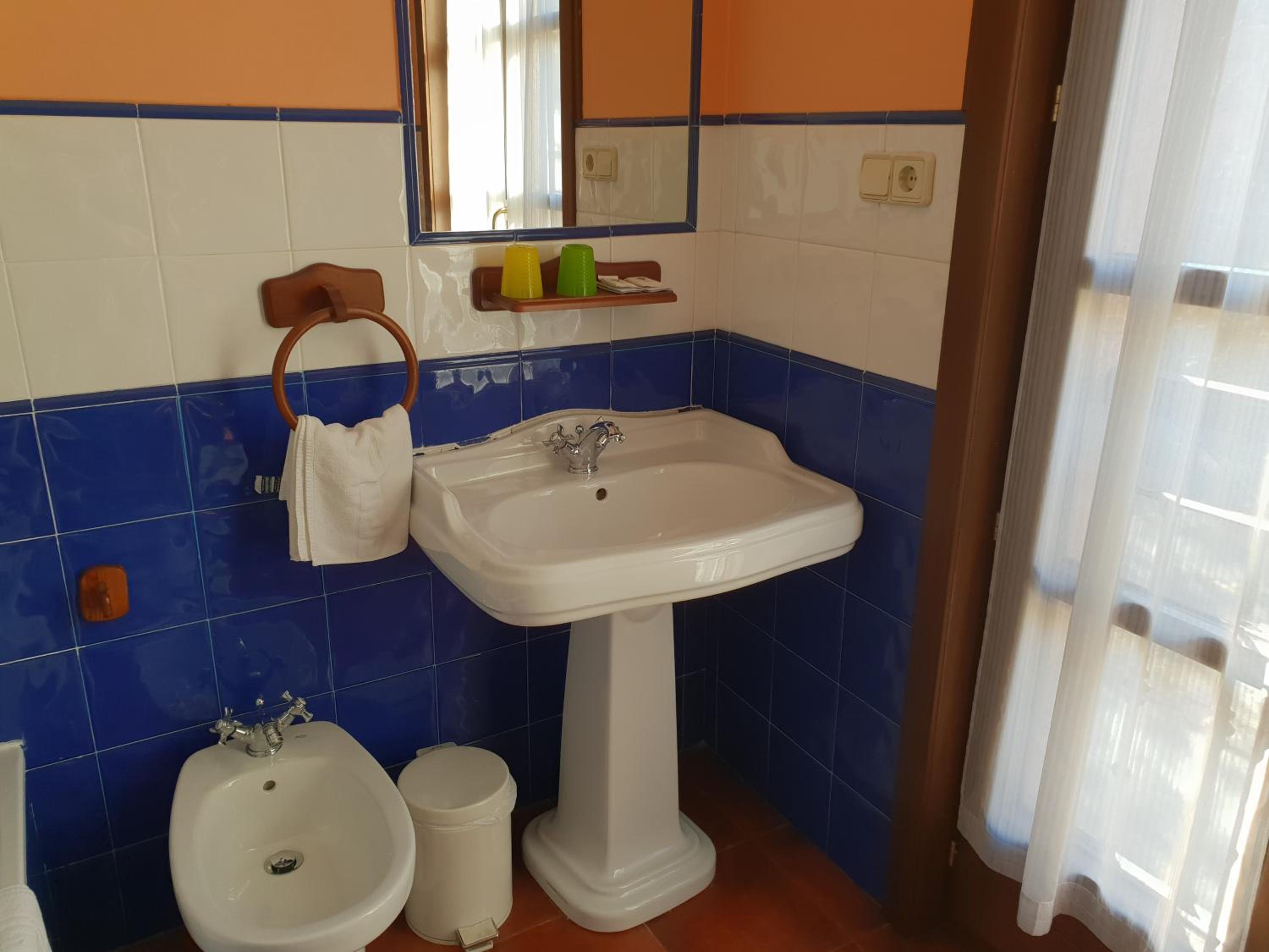 Double or Twin Room with Bathroom - Photo 3