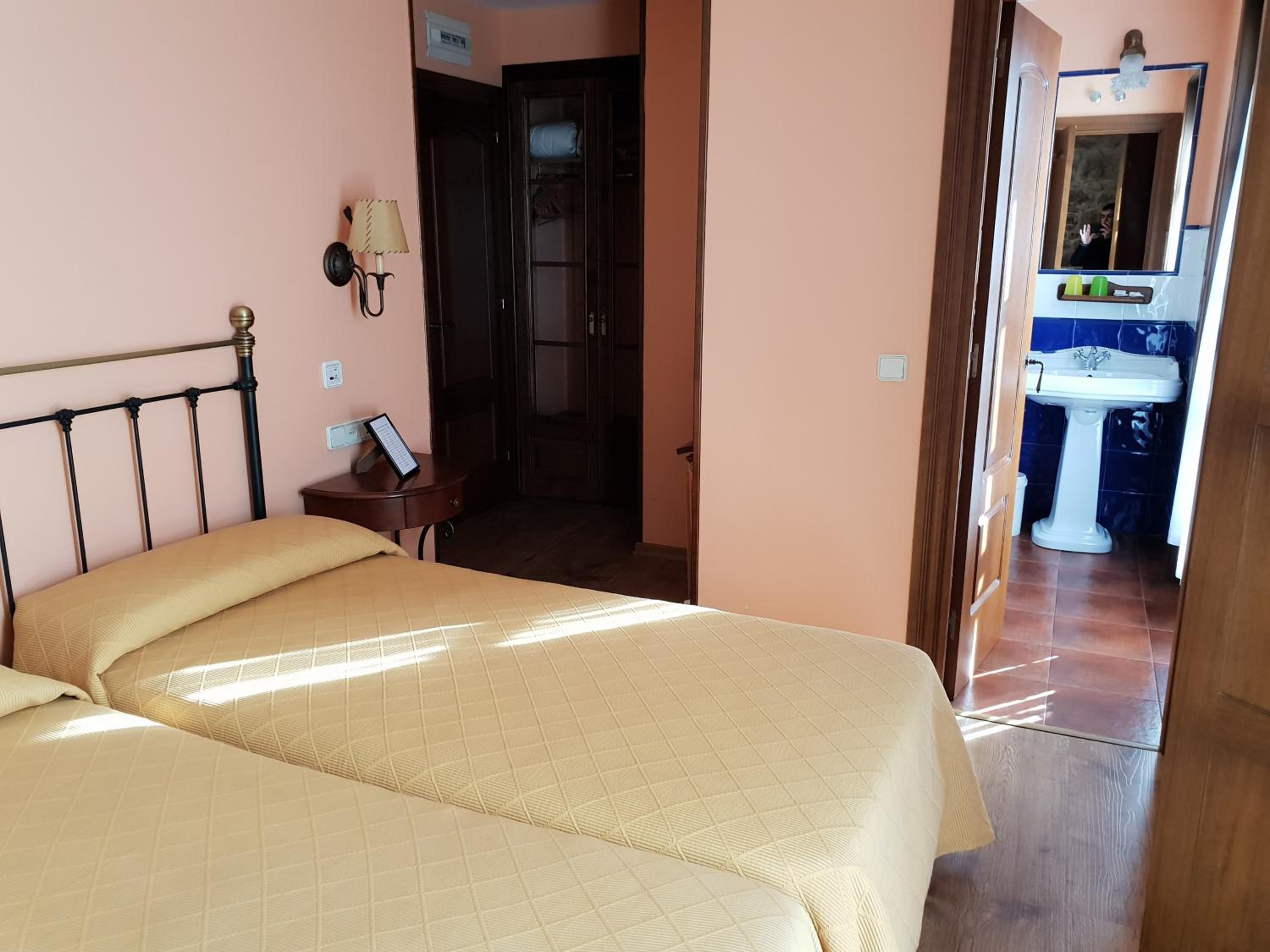 Double or Twin Room with Bathroom - Photo 1