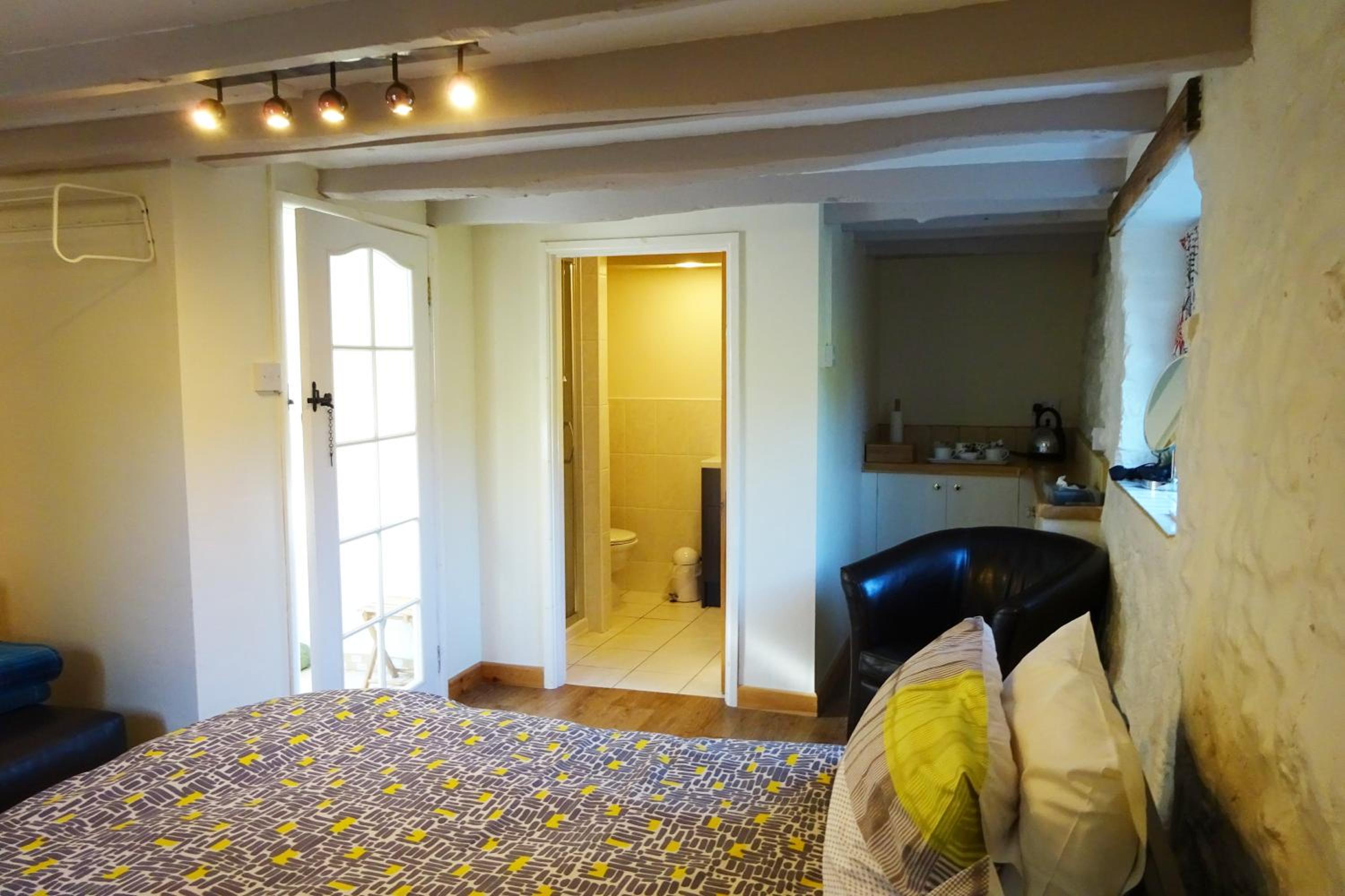 Twin-bedded room with shower photo 3