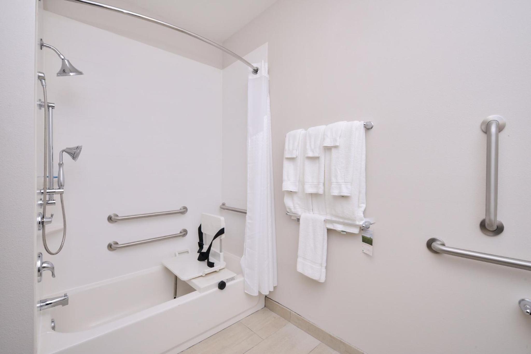 Standard Queen Room with Two Queen Beds and Mobility Accessible Tub