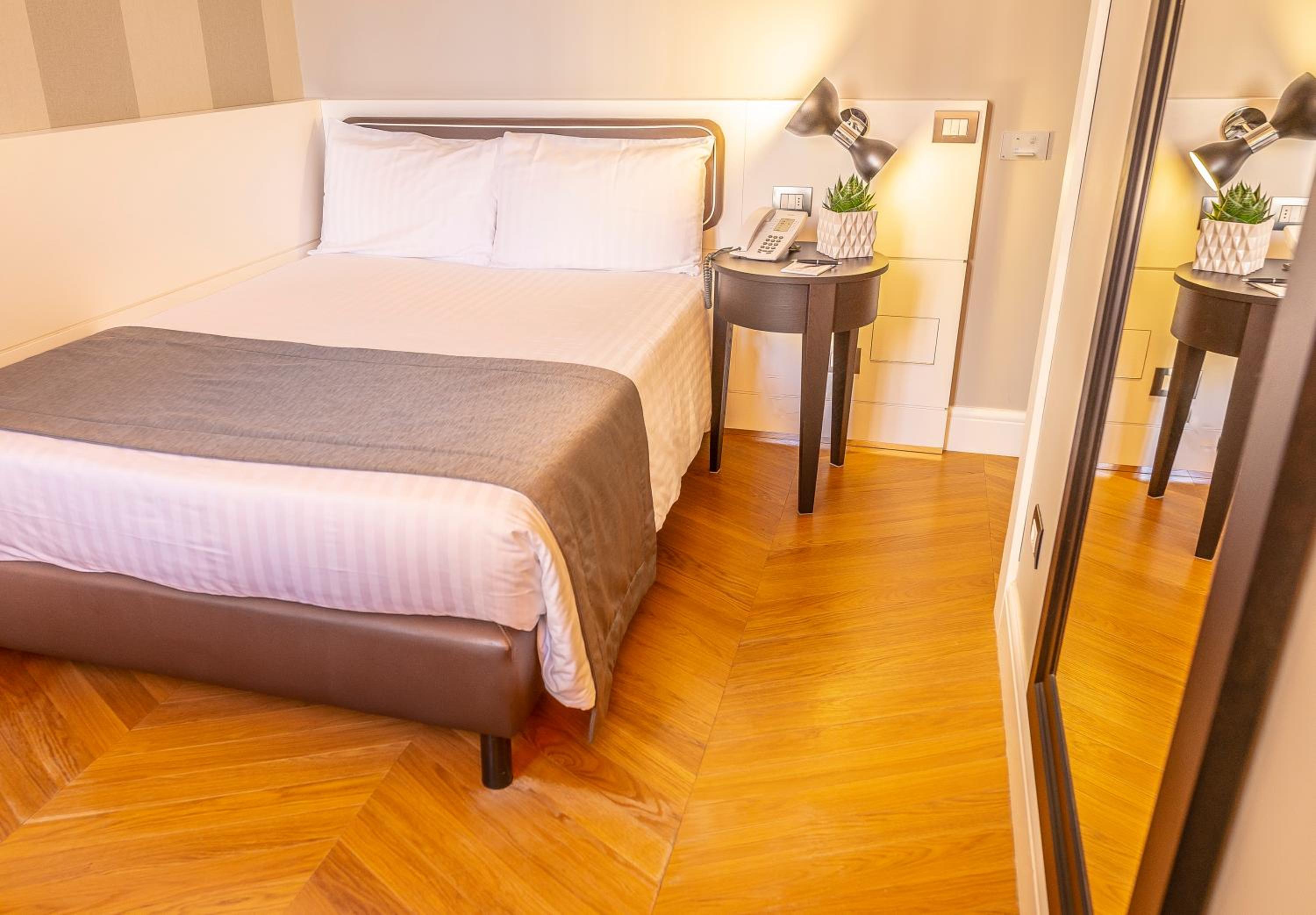 Economy Double Room French - Photo 4