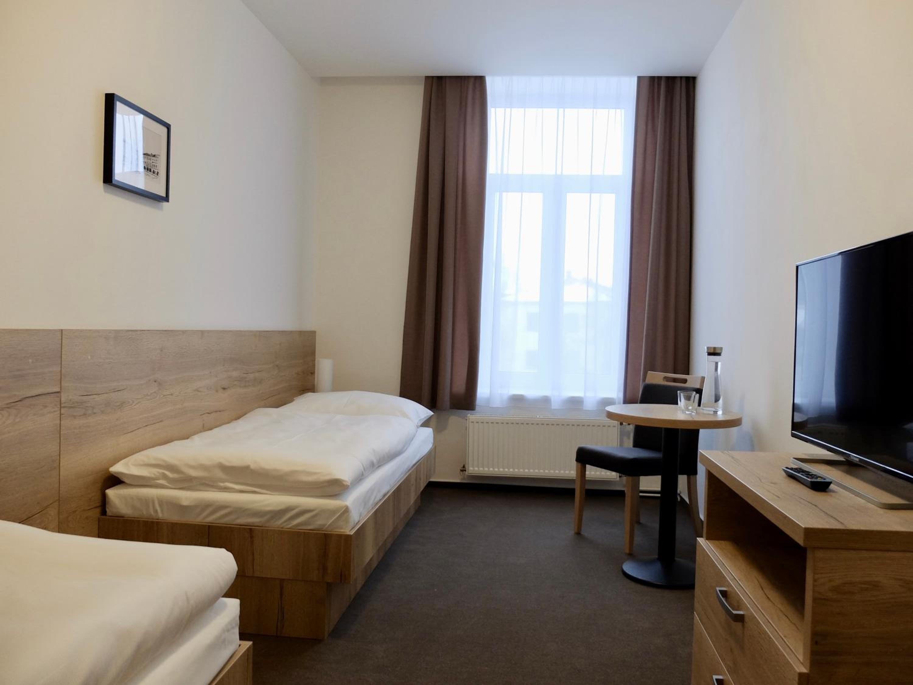 Economy Twin Room - Photo 1