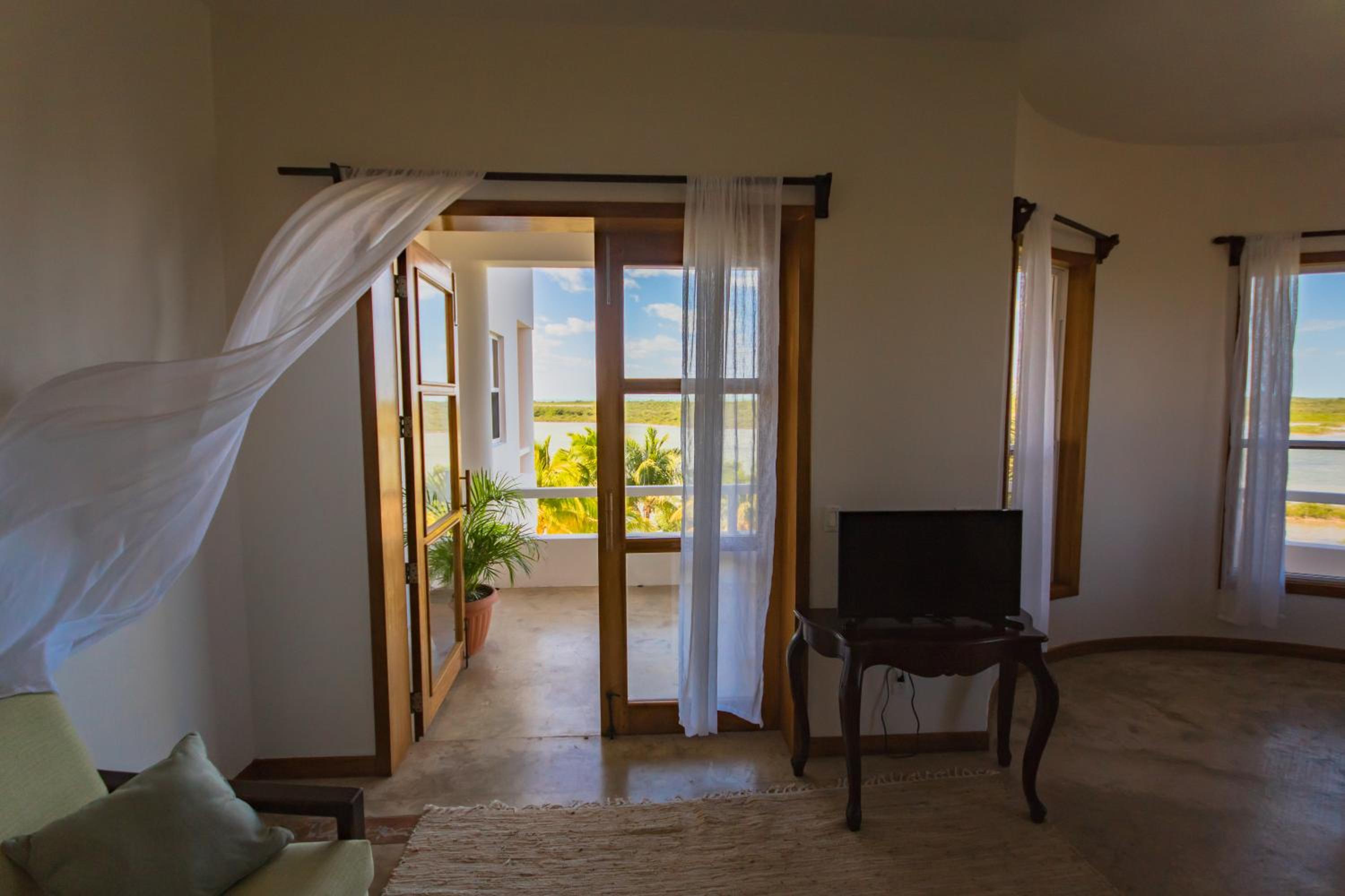 Family Room with Lake View photo 2