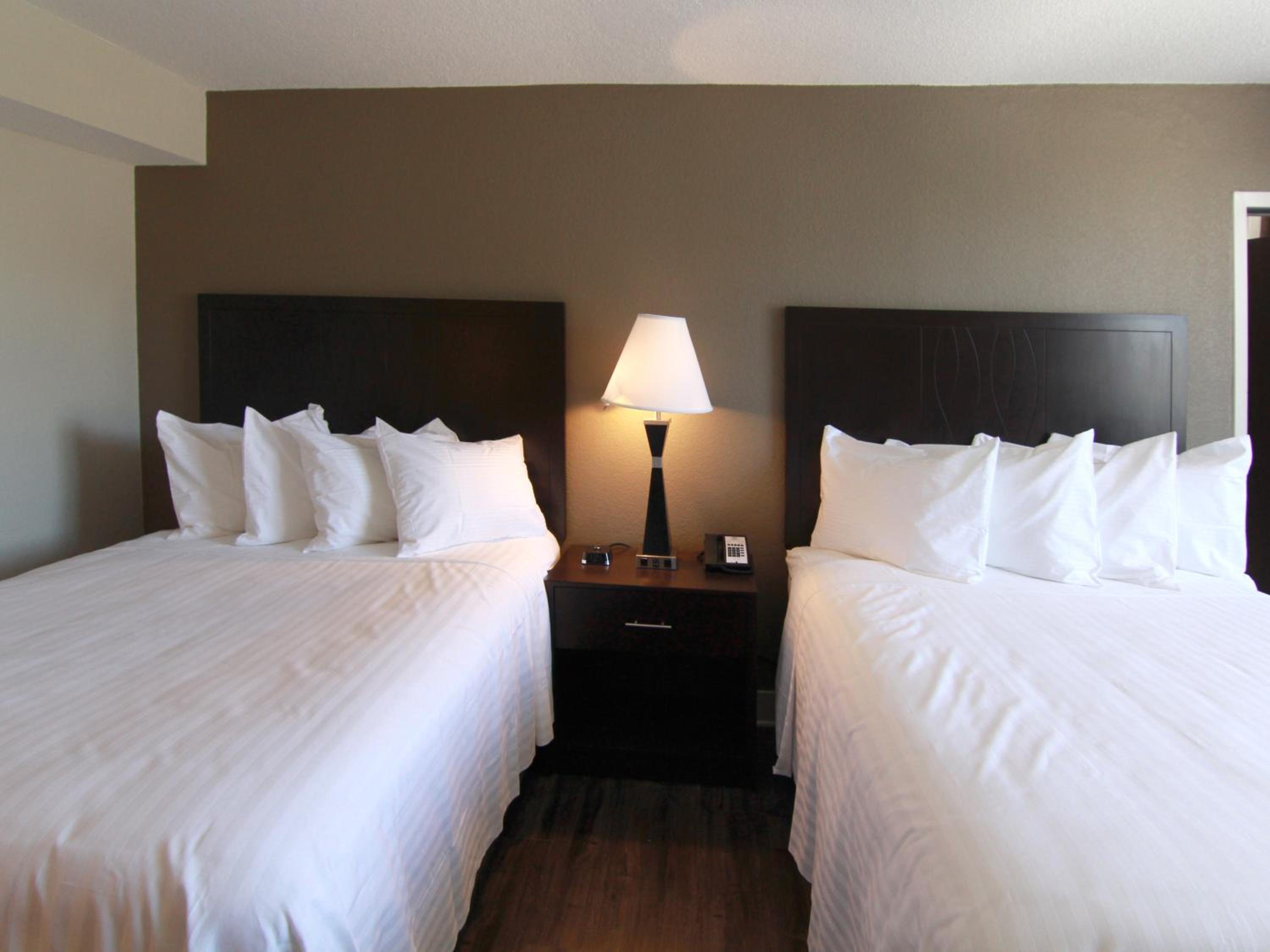 Queen Room with Two Queen Beds - Photo 4