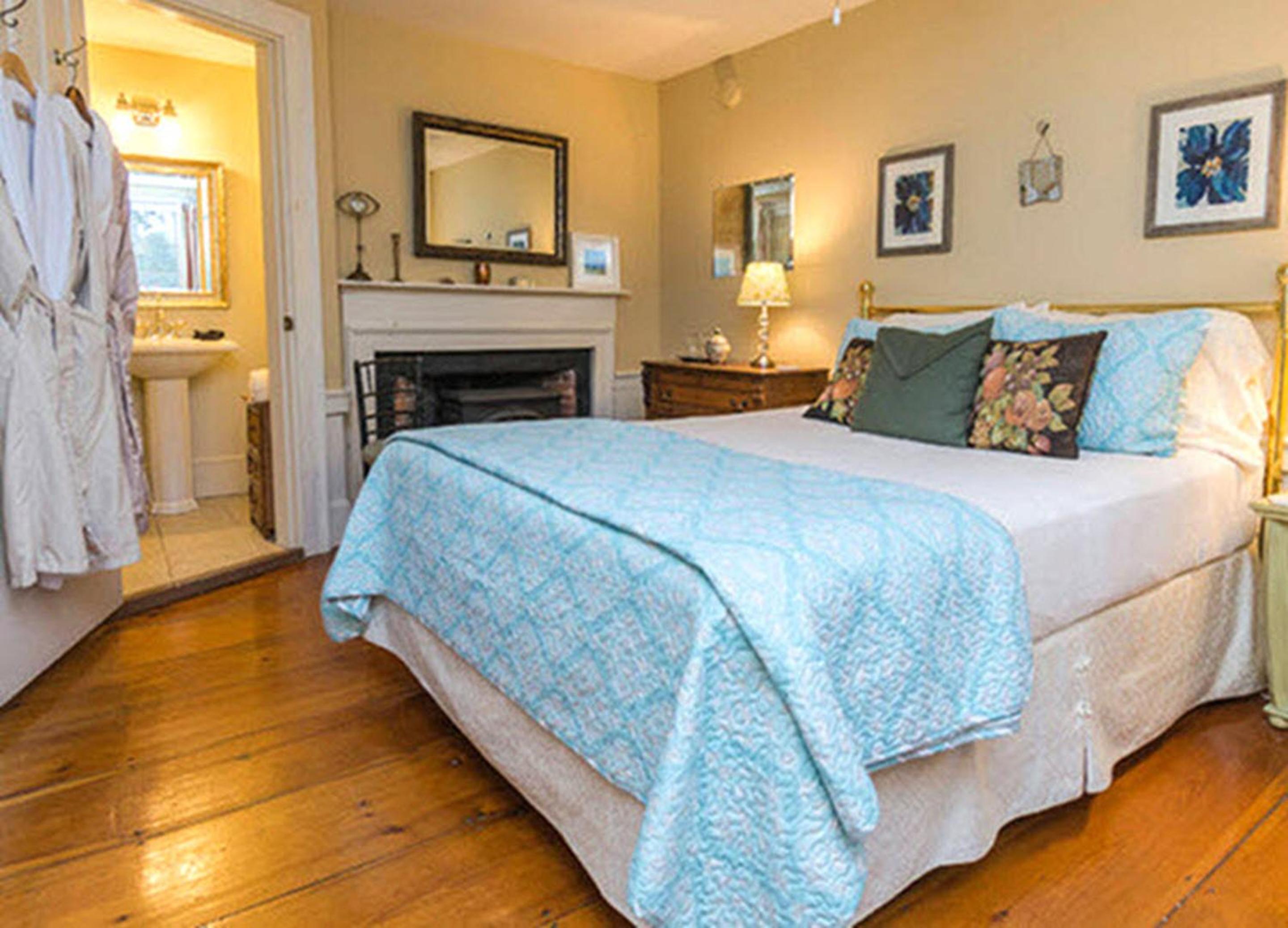 Queen Room with Spa Bath - Daisy photo 1