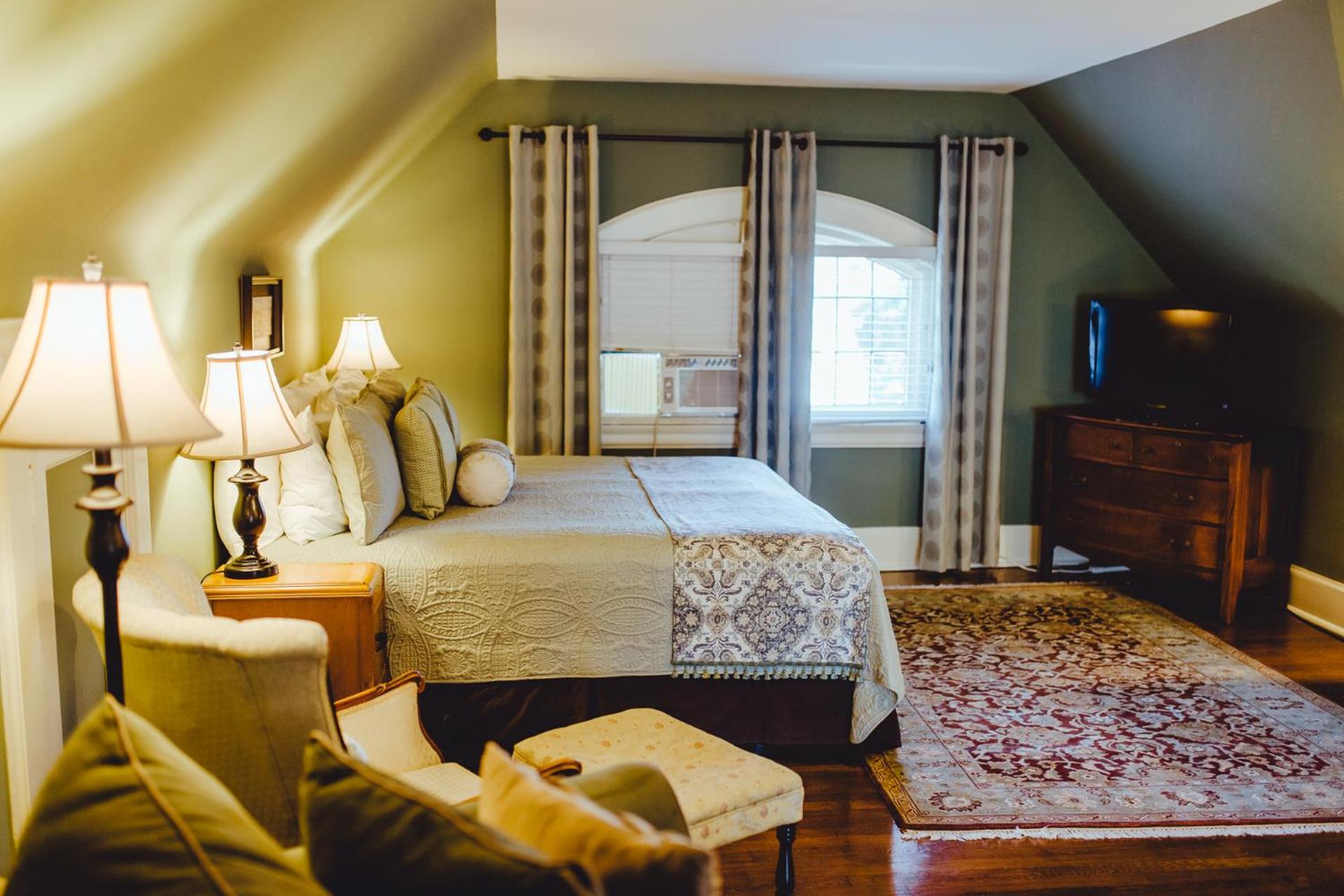 Deluxe King Suite (King's Keep) photo 2