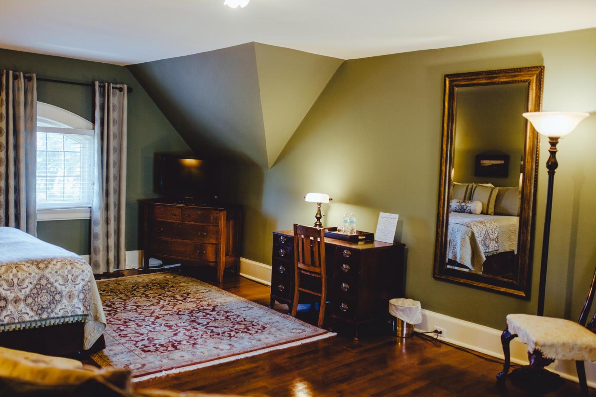 Deluxe King Suite (King's Keep)