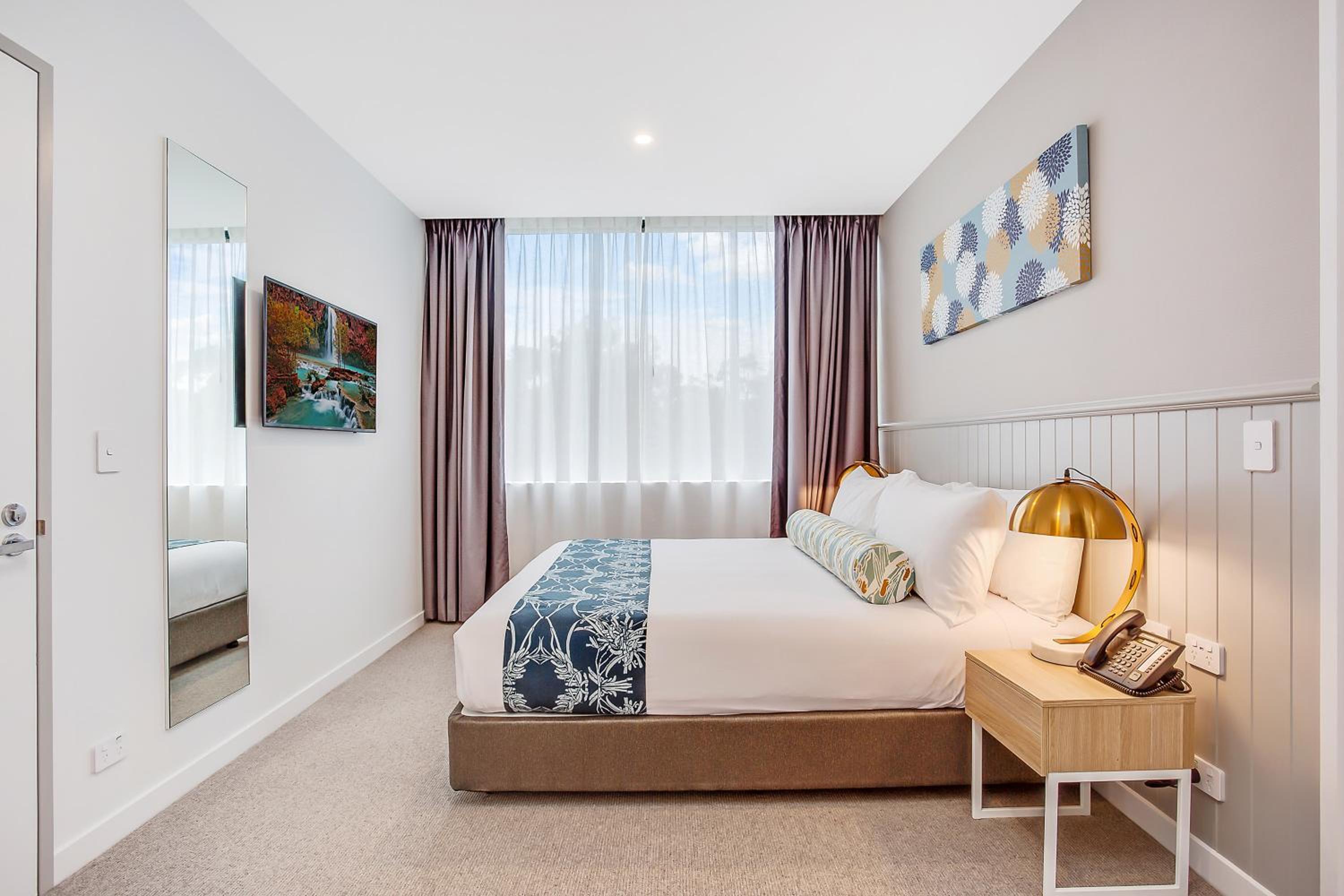 King Suite - Disability Access - Weekly Housekeeping photo 3