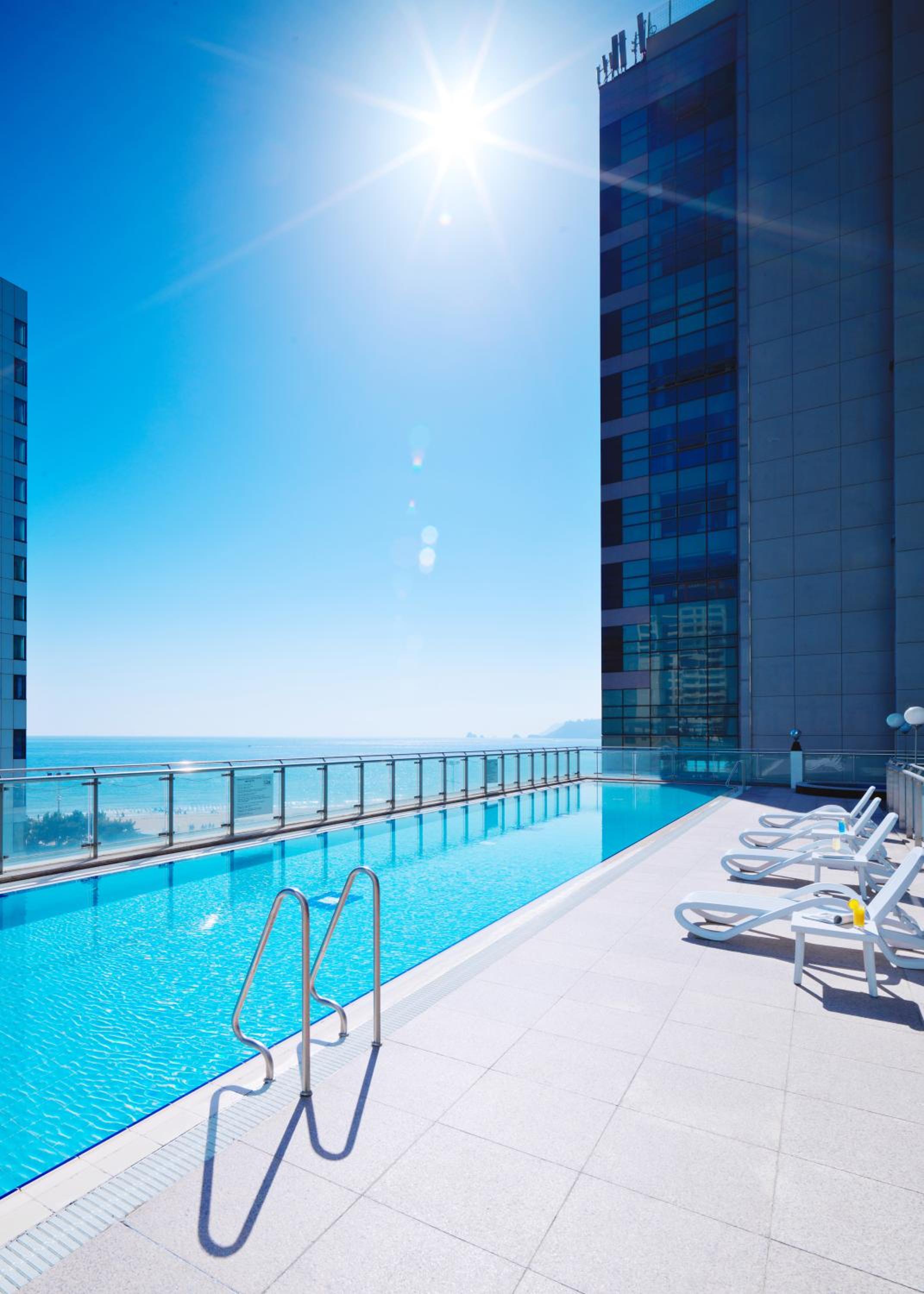 Special Offer - Executive Suite With Half Ocean View (Included Swimming Pool Access For 2)