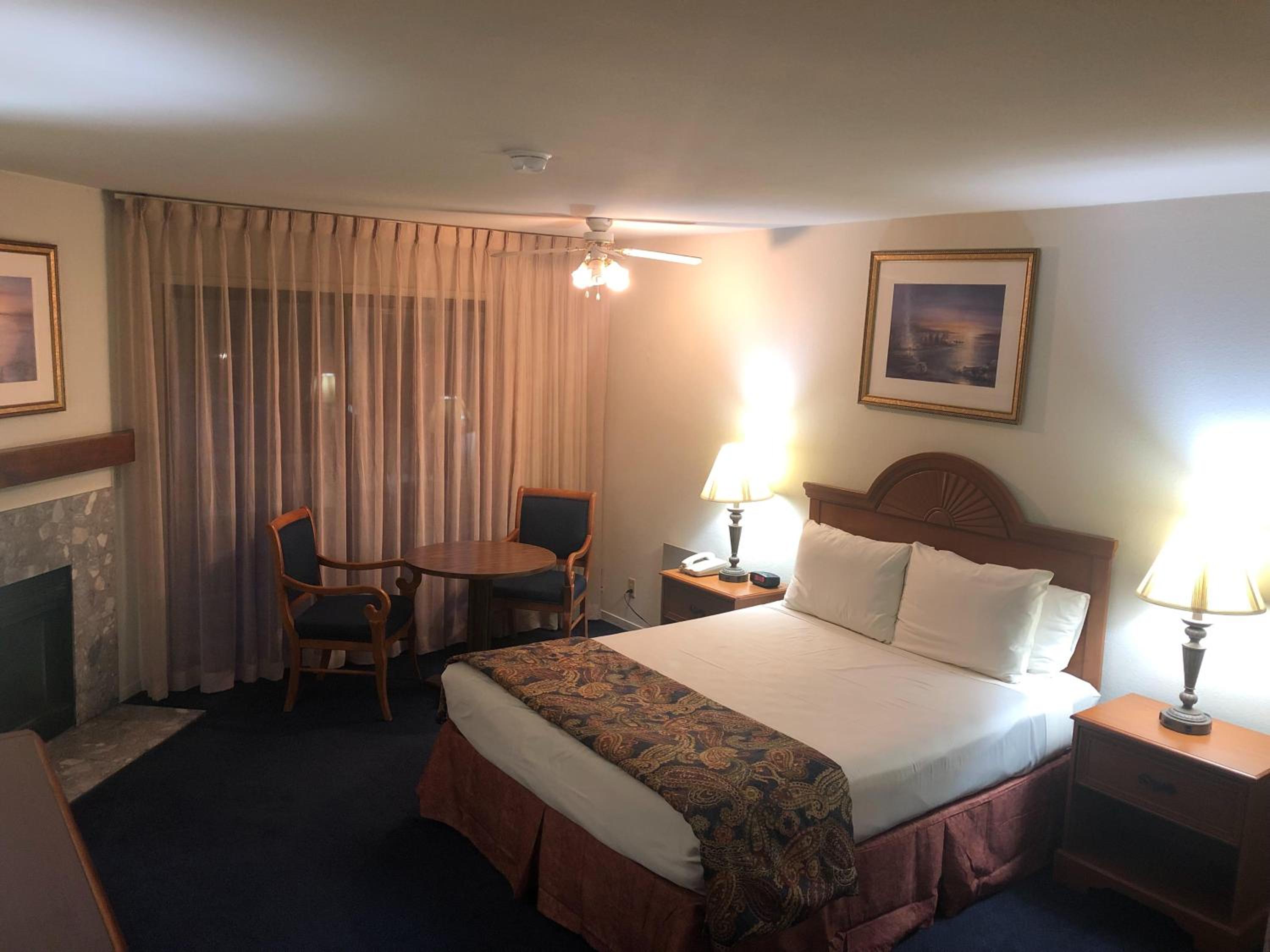 Deluxe King Suite - Photo 7