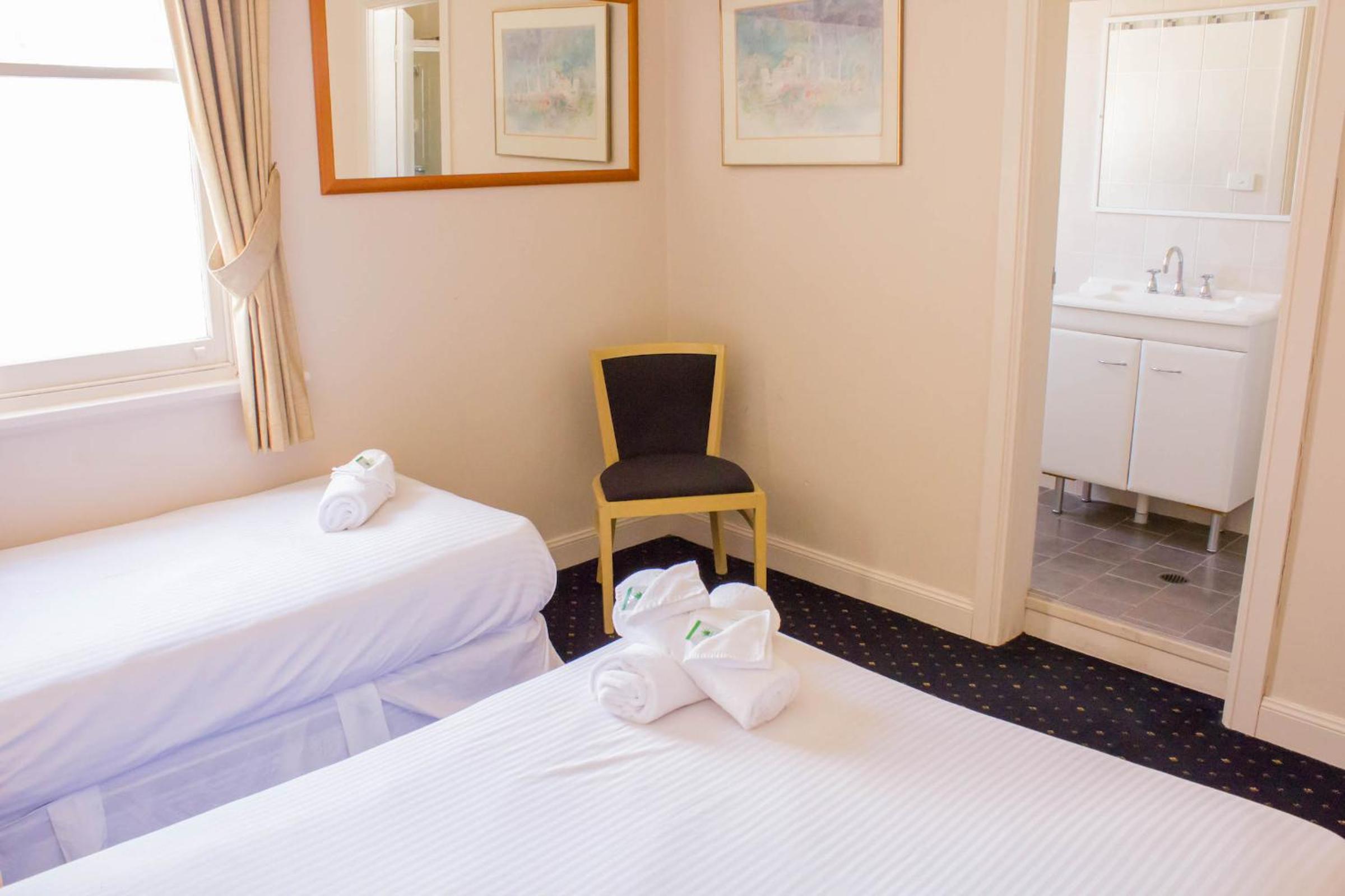 Twin Room with Private Bathroom photo 2