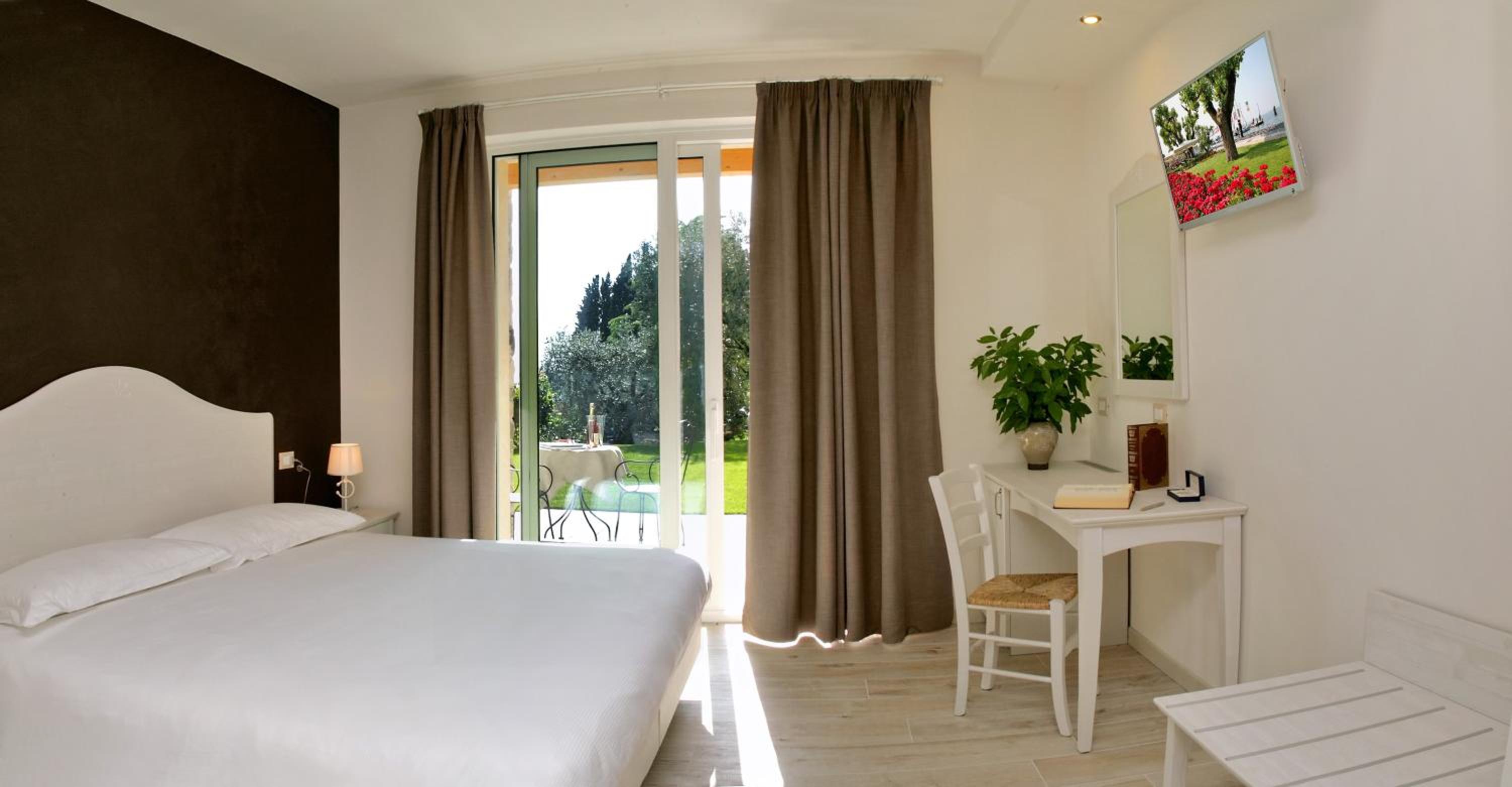 Double Room with Lake View - Photo 1
