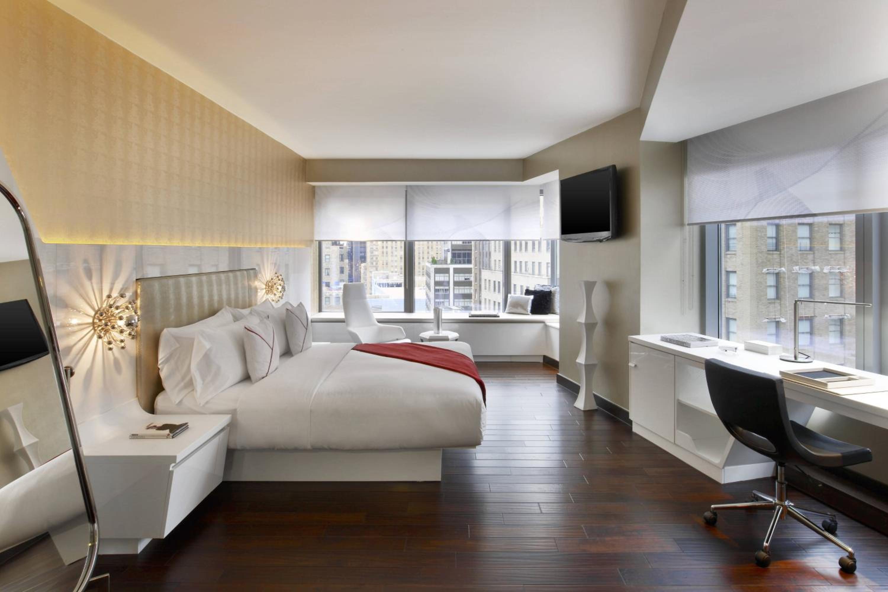 One-Bedroom King Deluxe Suite with City View, Non-Smoking thumbnail 6