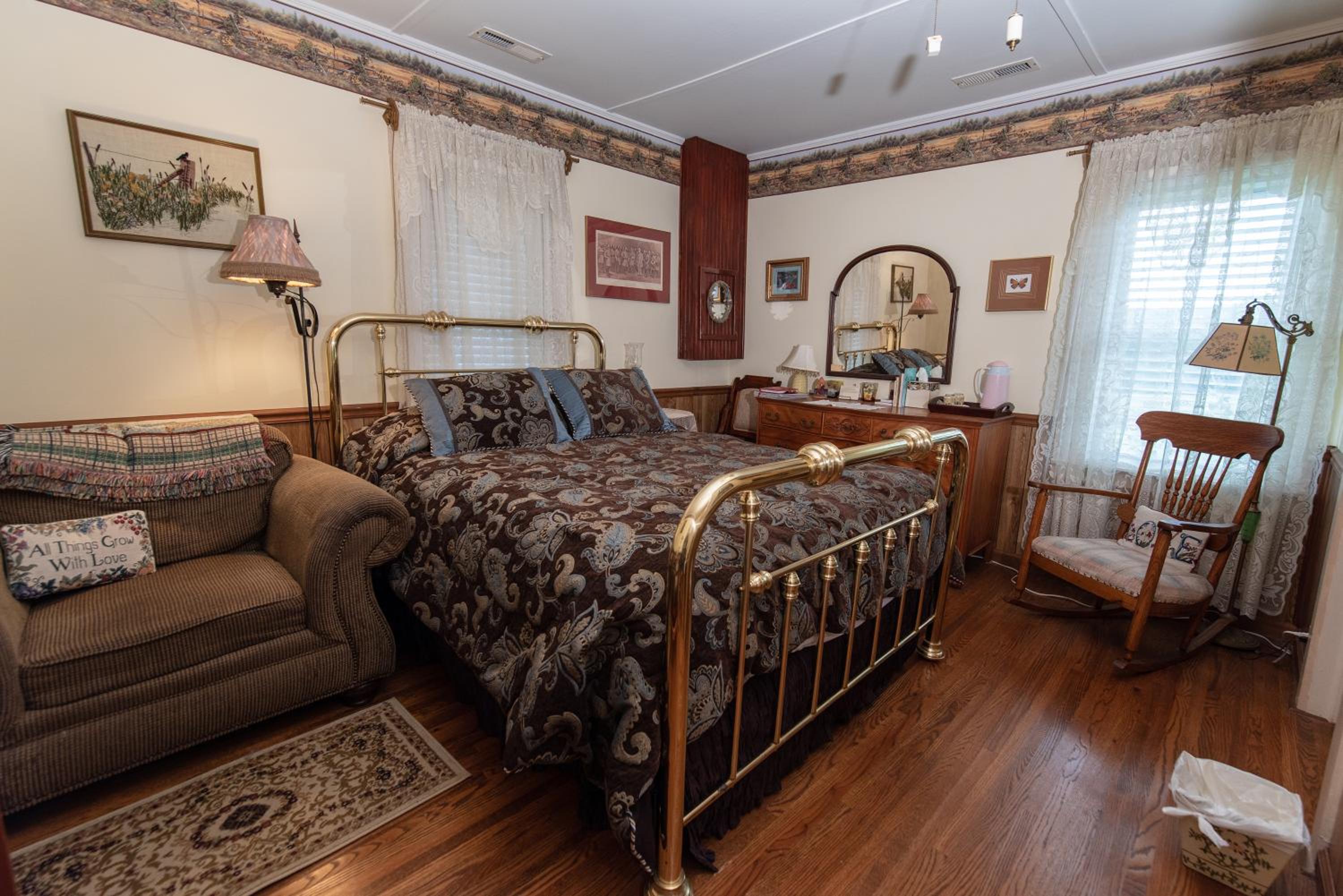 Deluxe Queen Suite photo 1