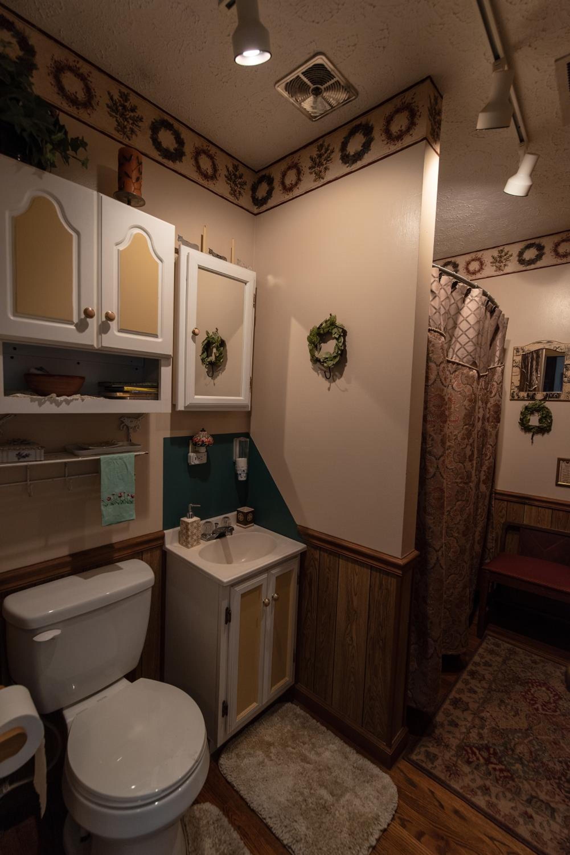 Deluxe Queen Suite photo 2