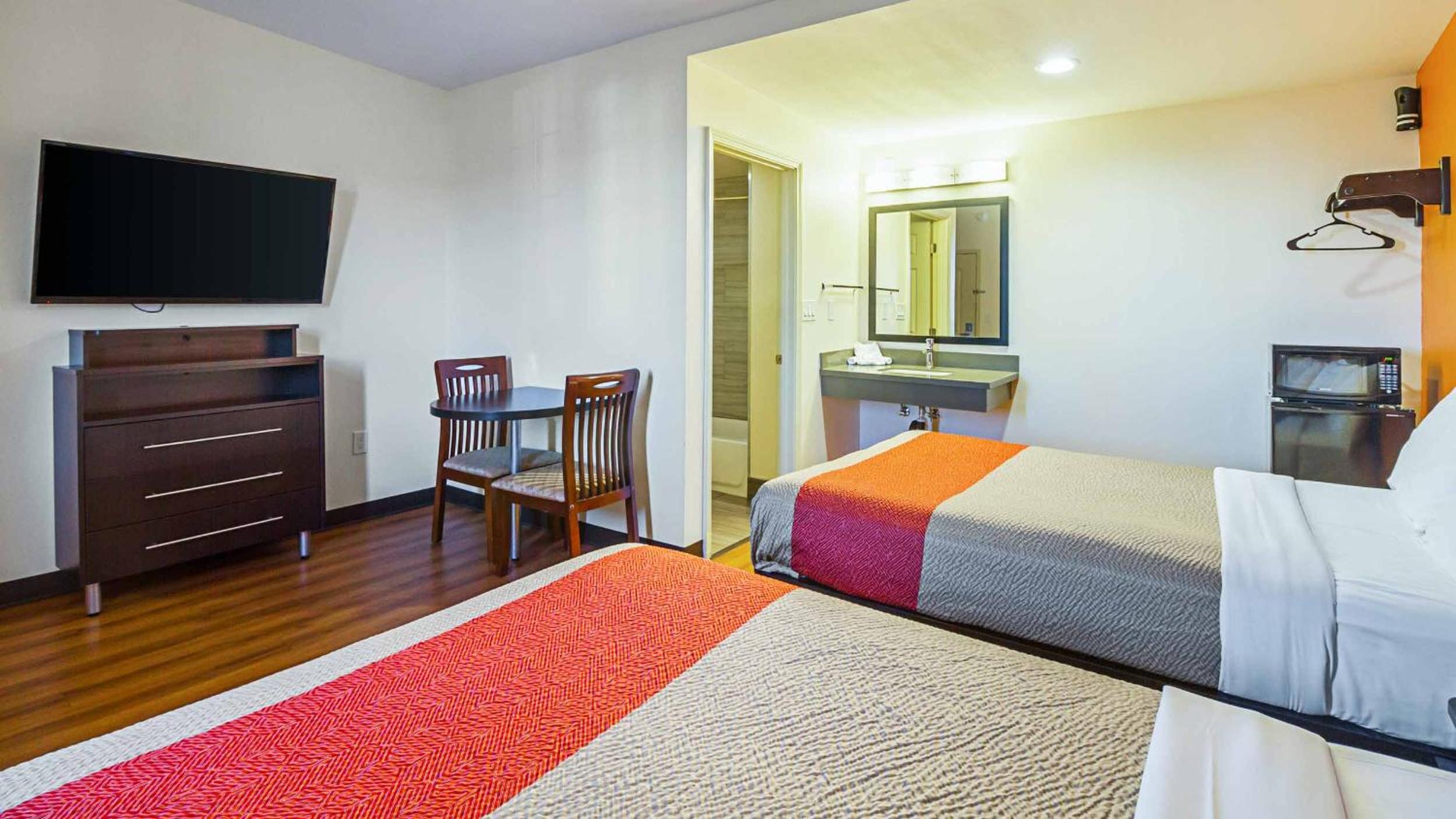 Deluxe Two Full Bed with Bathtub - Non Smoking photo 1