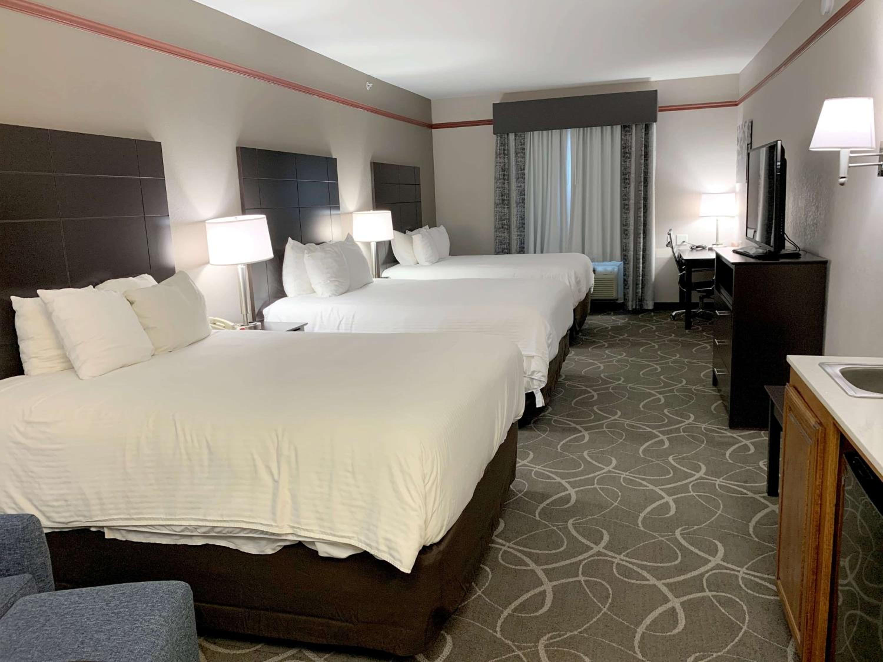 Queen Room with Three Queen Beds - Non-Smoking photo 2