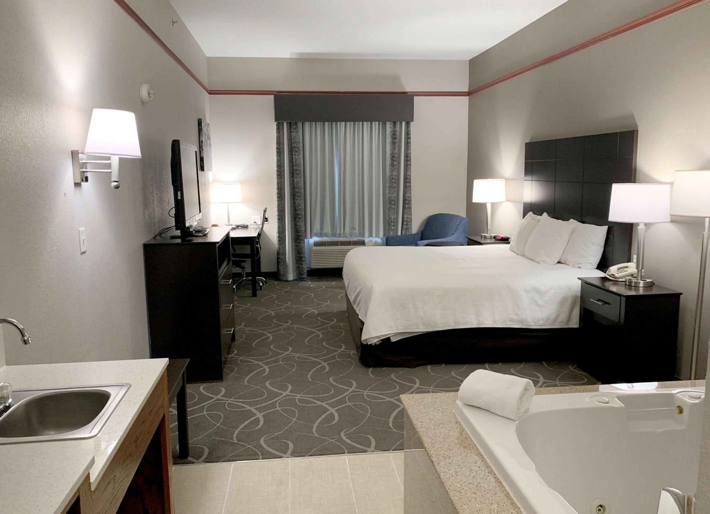 King Room With Spa Bath - Disability Access/Non-Smoking photo 3