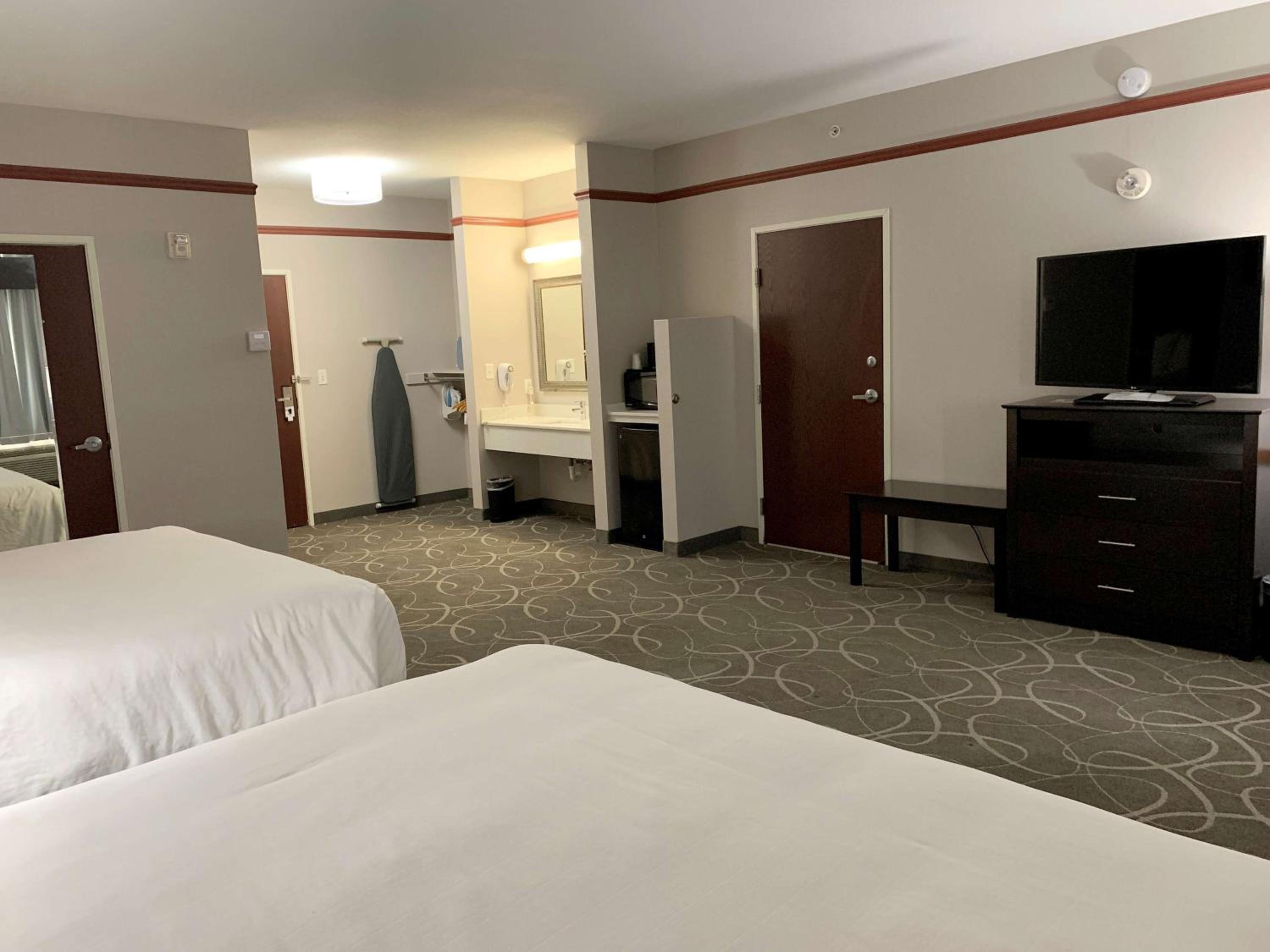 King Room with Two King Beds and Bath Tub - Disability/Non-Smoking photo 1