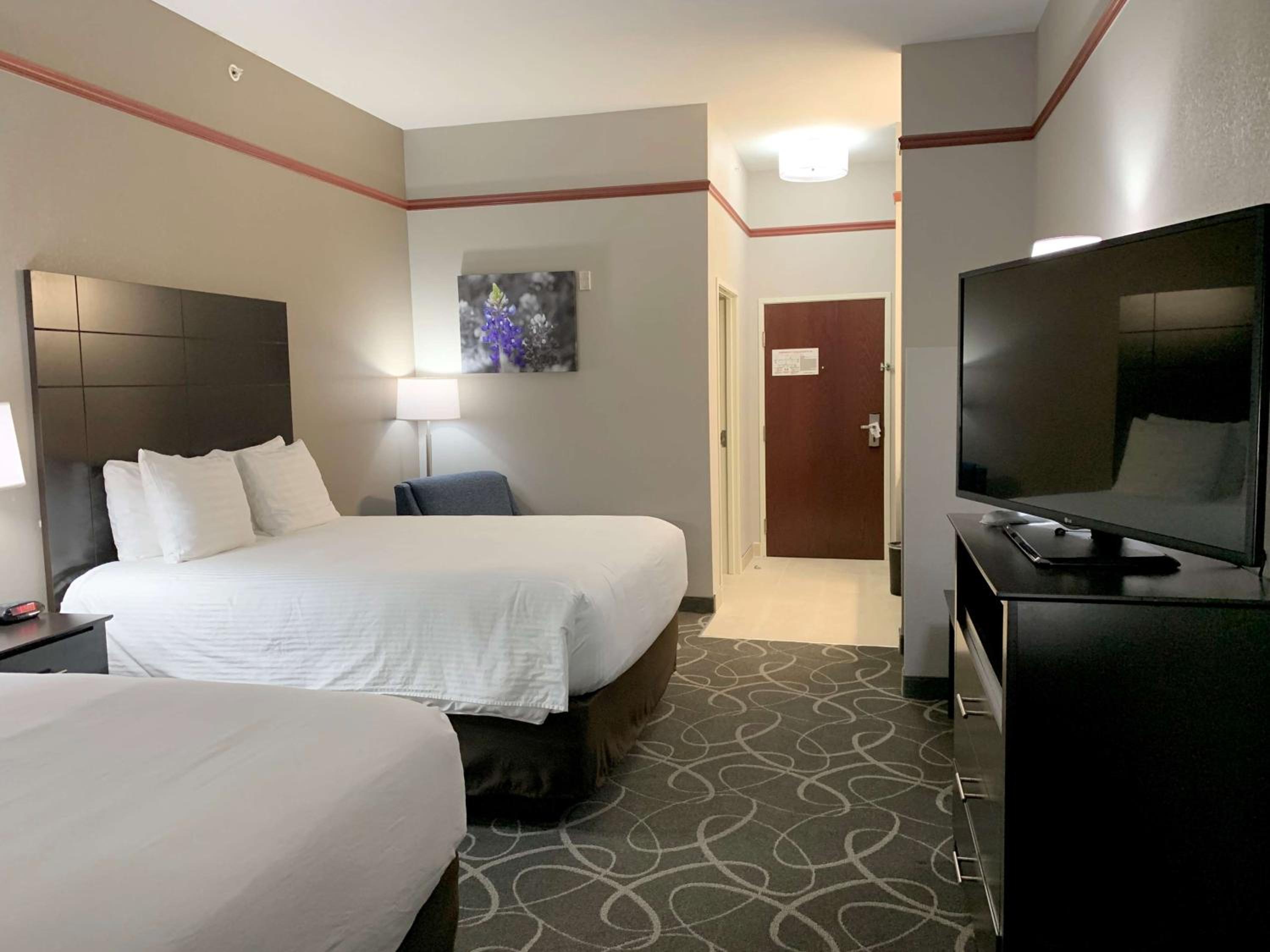 Queen Room with Two Queen Beds photo 1