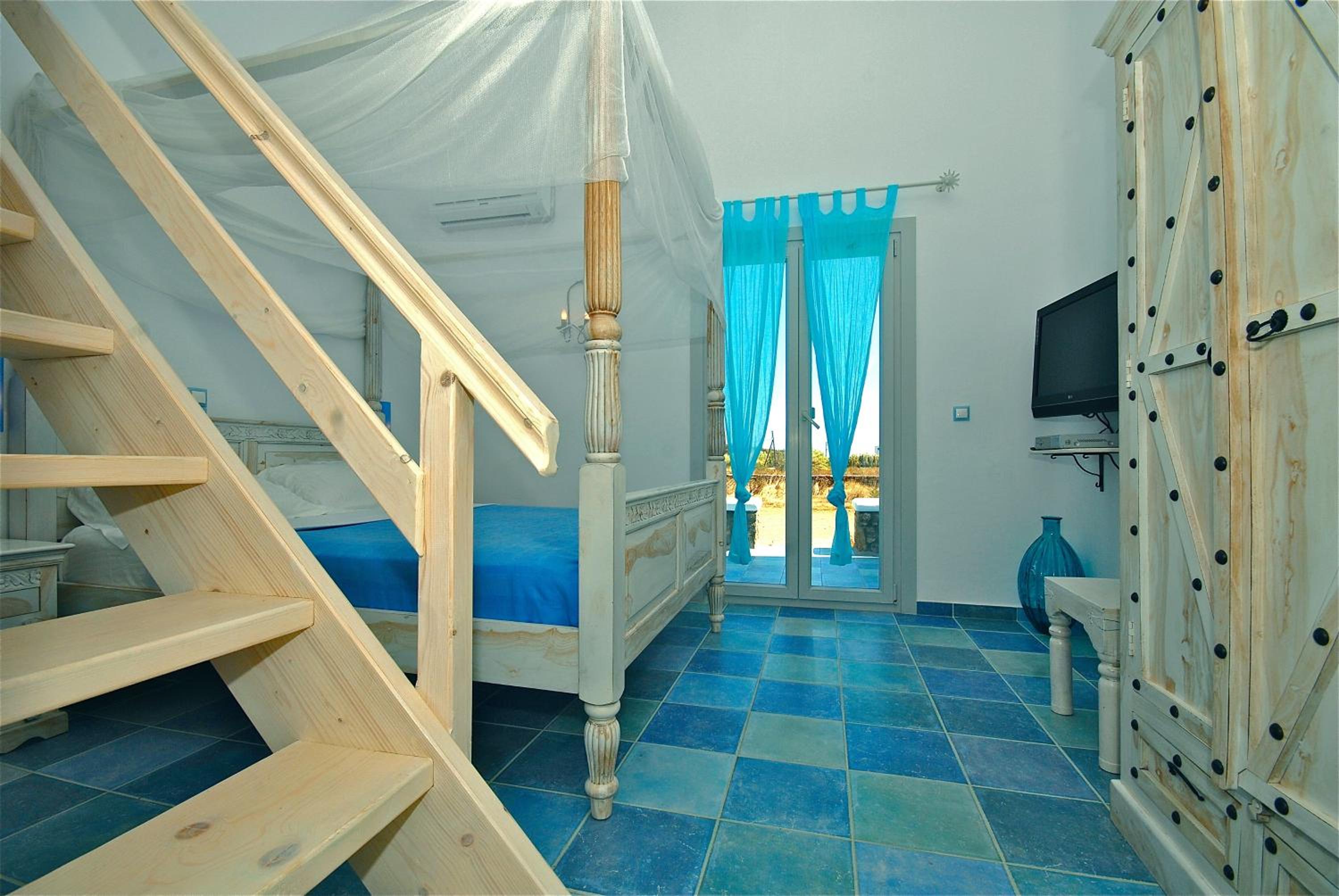Studio with Pool View - Photo 3
