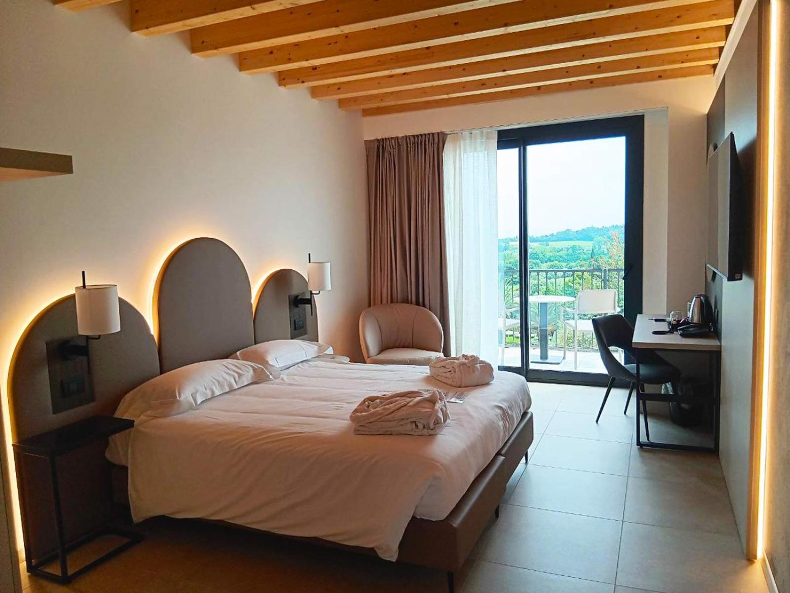 Deluxe Double Room with Lake View and Balcony