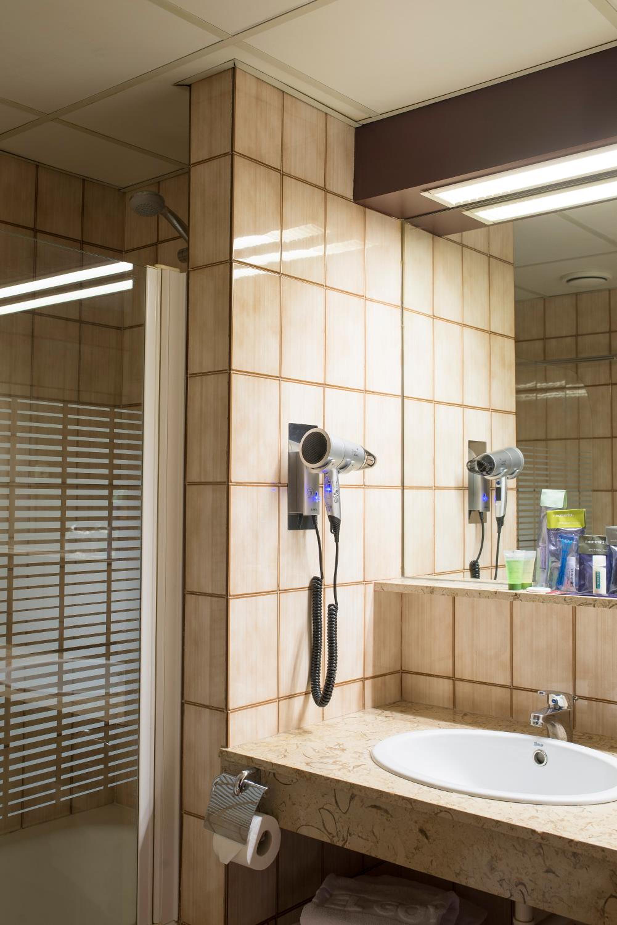 Double or Twin Room - Photo 8