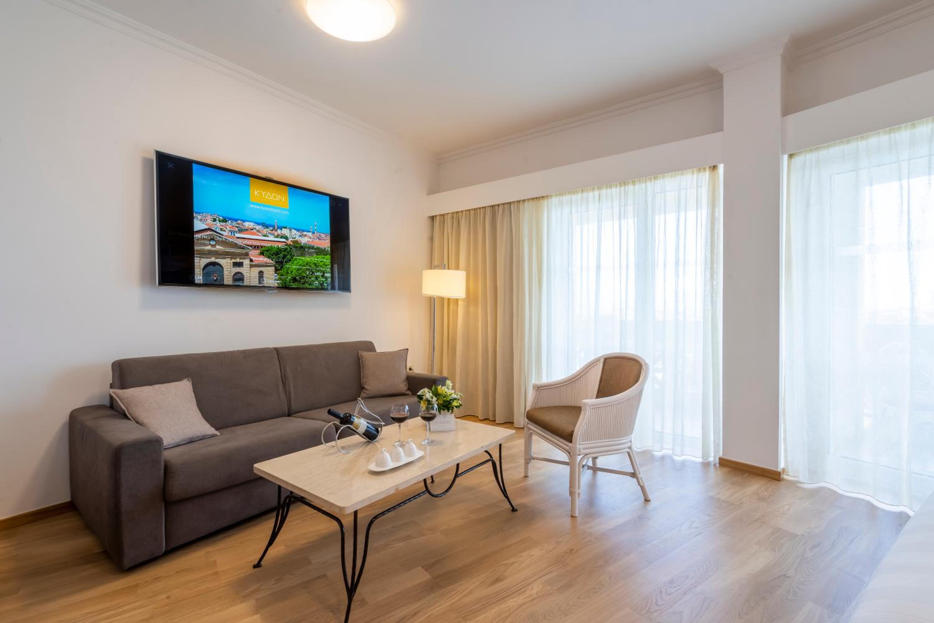 Junior Suite with Square View - Photo 6