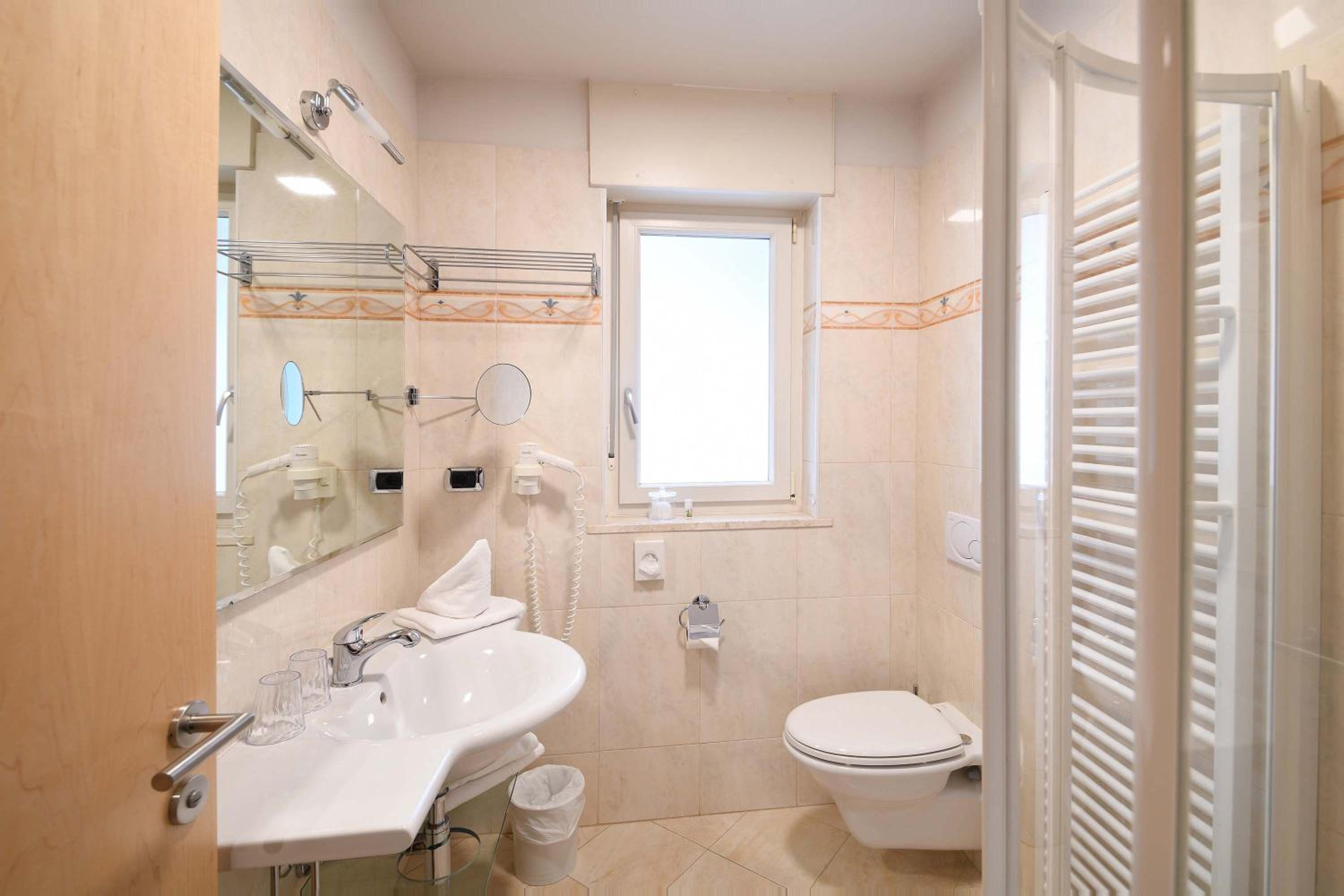 Double Room with Balcony - Photo 3