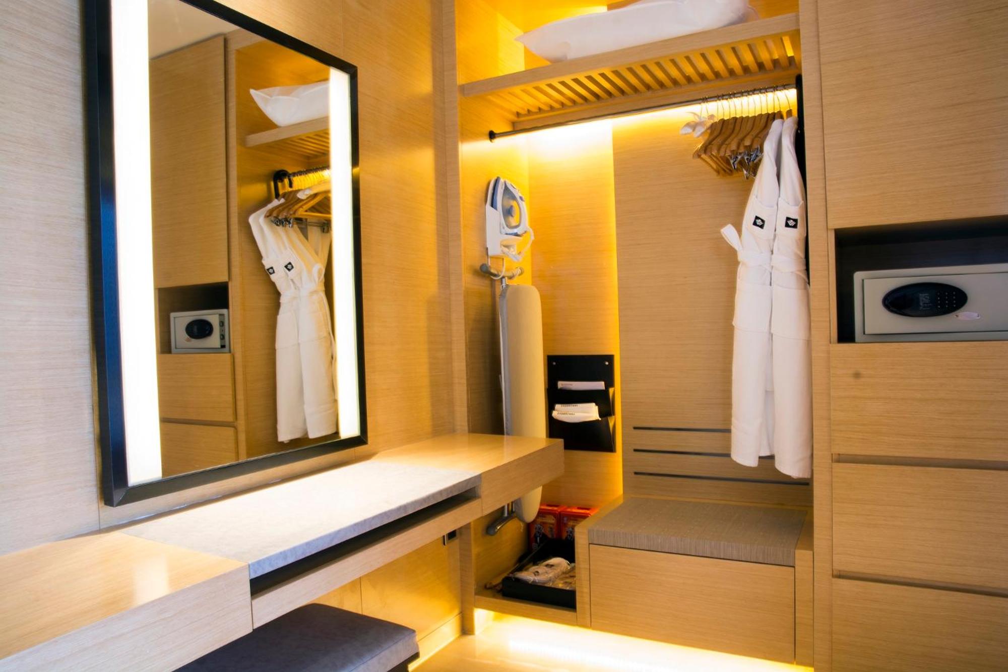 Family Package-Deluxe Suite With Club Benefits