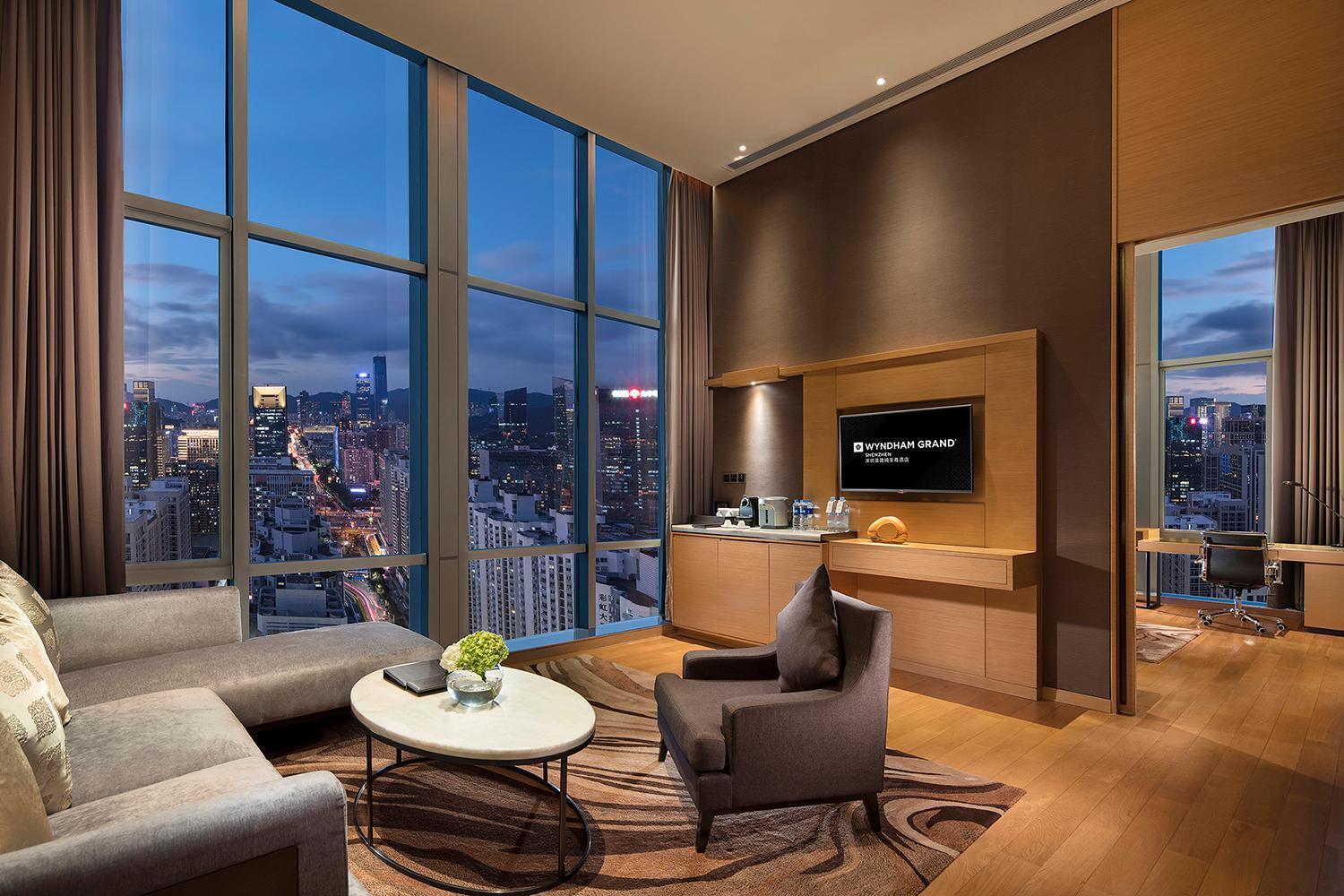 Deluxe Suite with Club Benefits