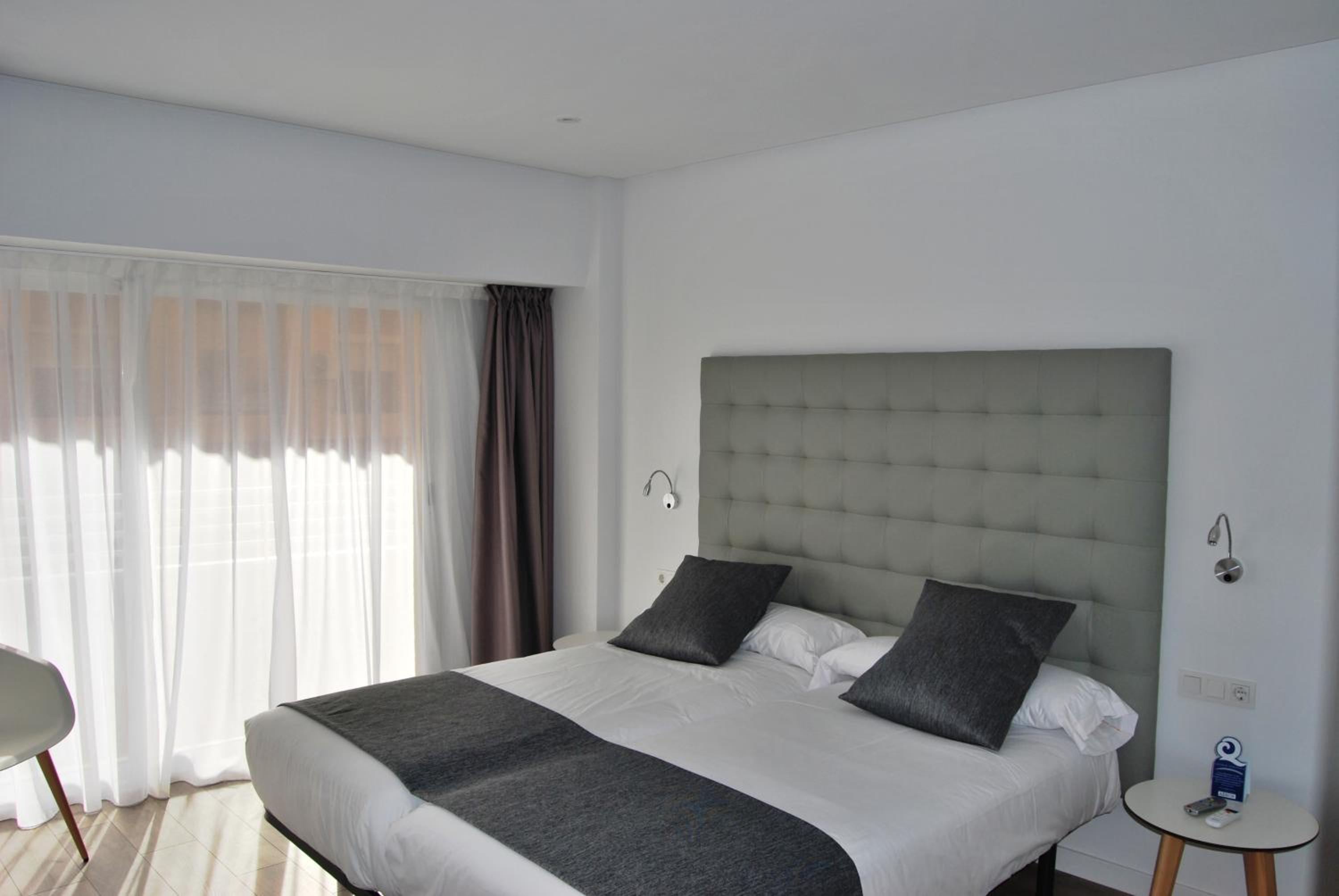 Twin Room - Photo 17