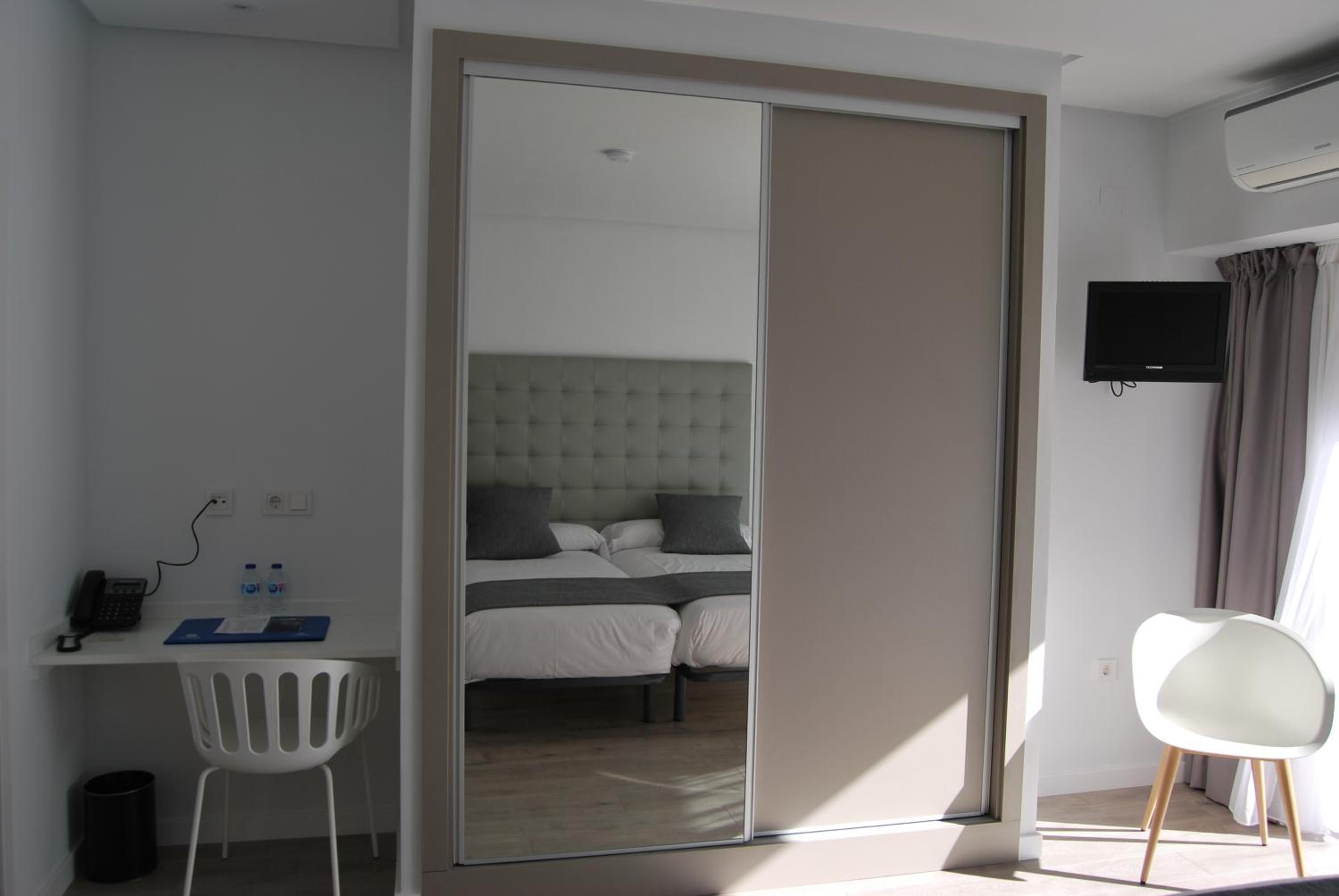 Twin Room - Photo 25