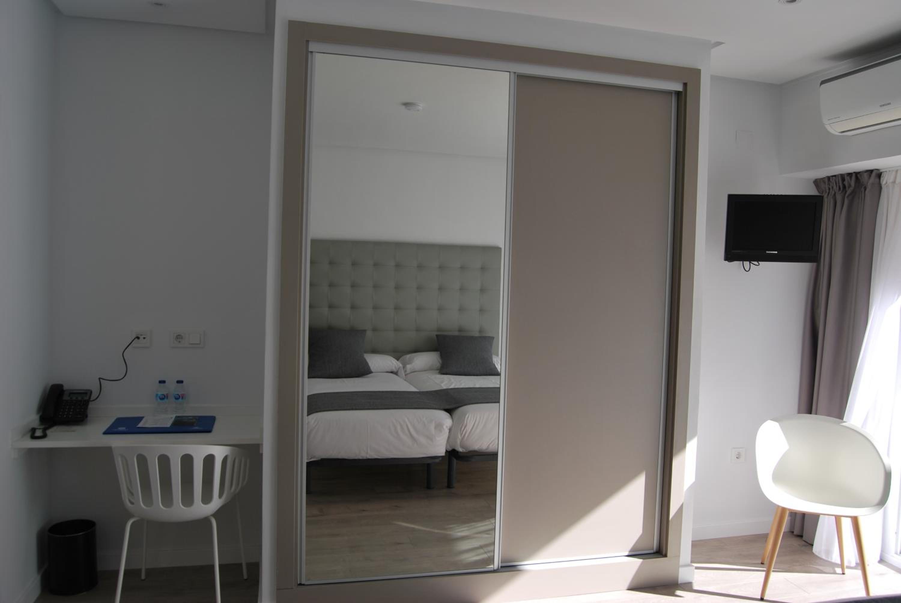 Twin Room - Photo 16