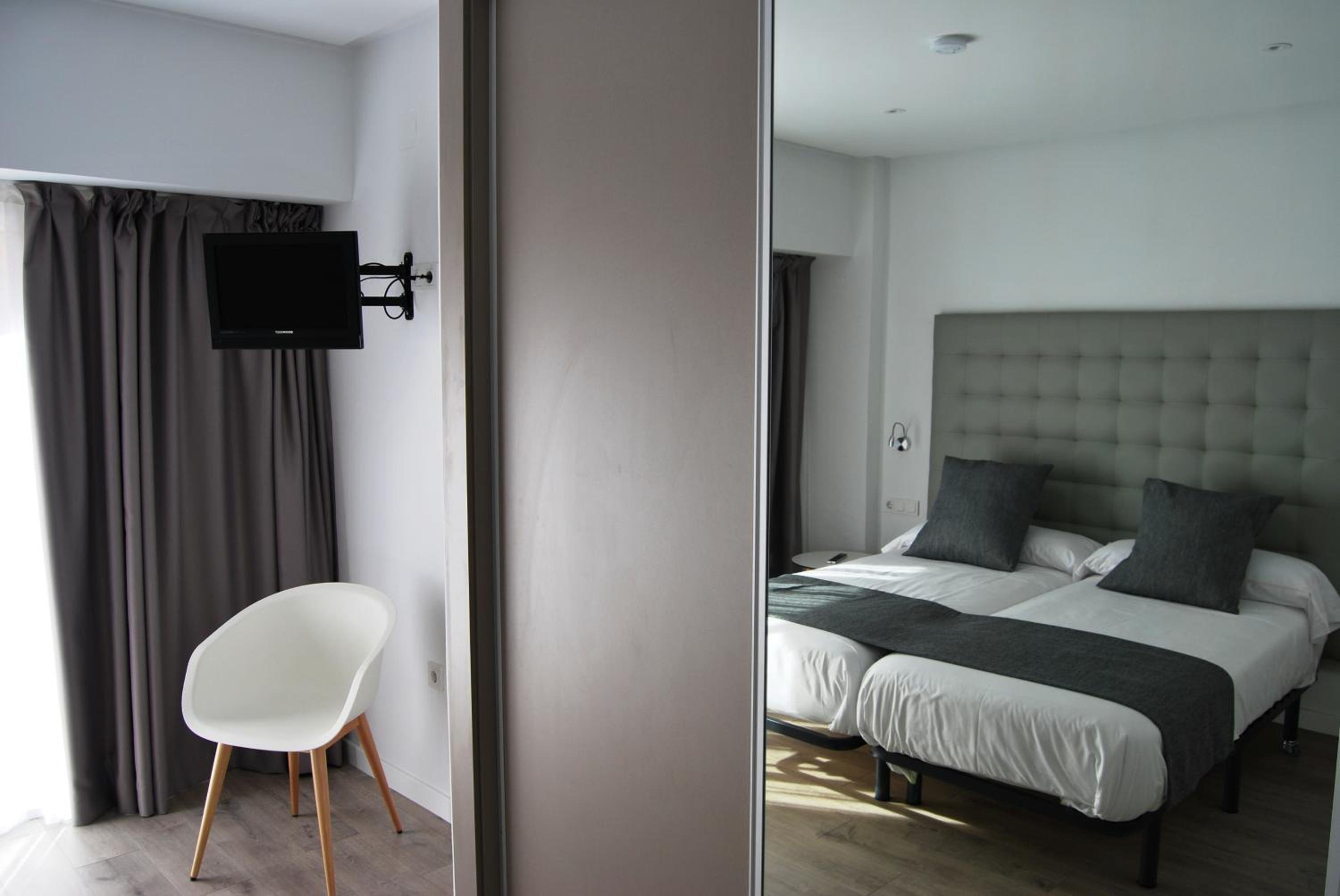 Twin Room - Photo 23