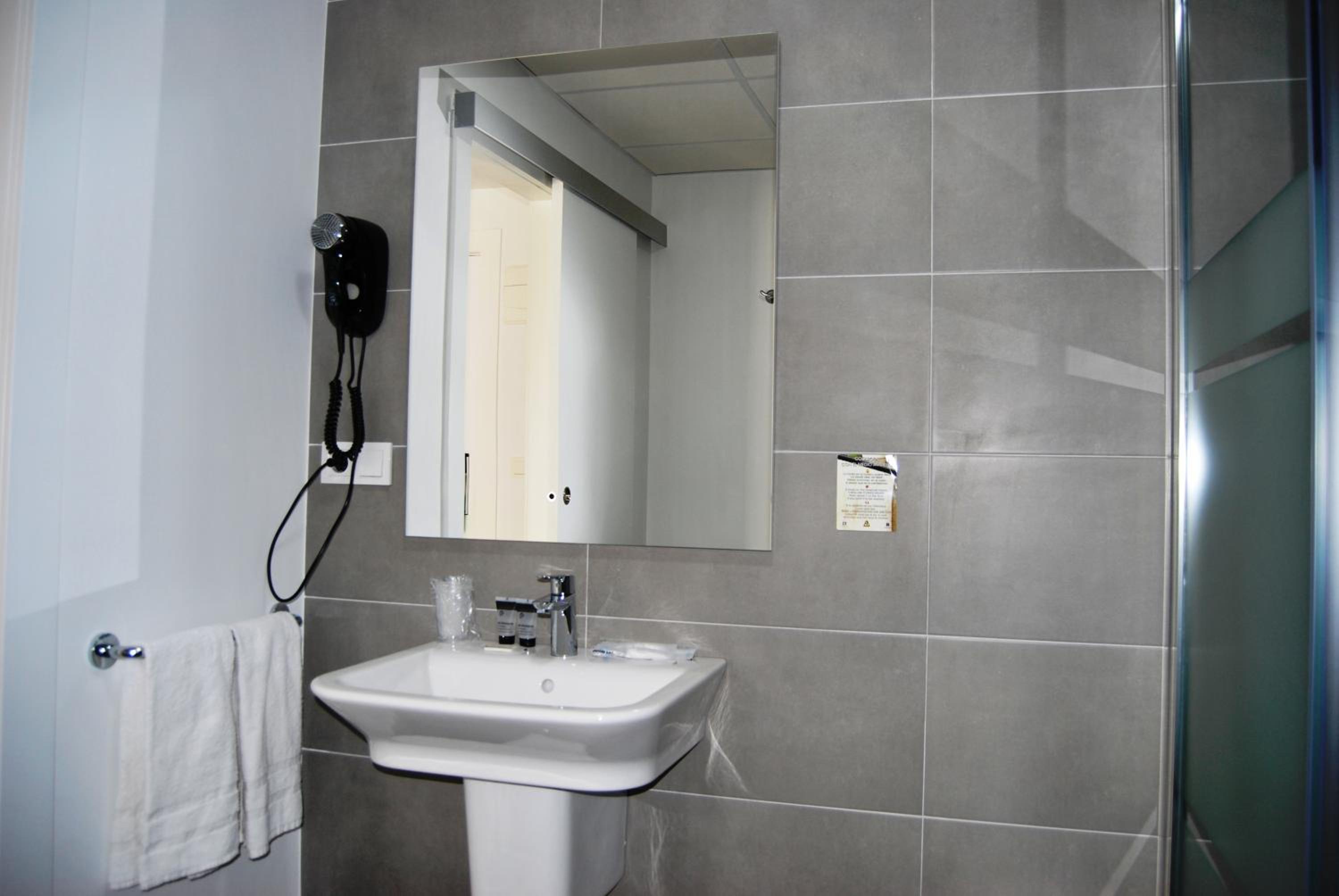 Twin Room - Photo 19
