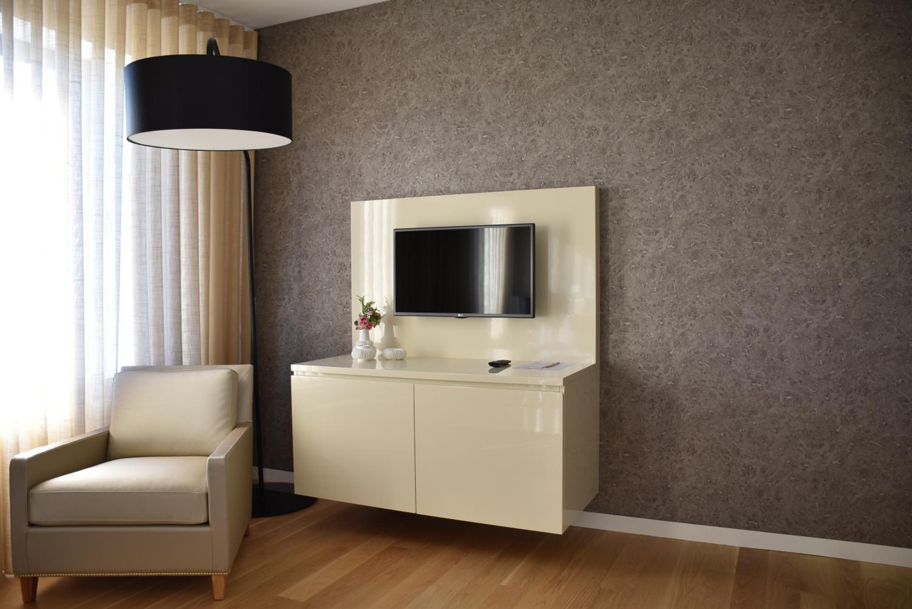 Double or Twin Room with Extra Bed photo 2