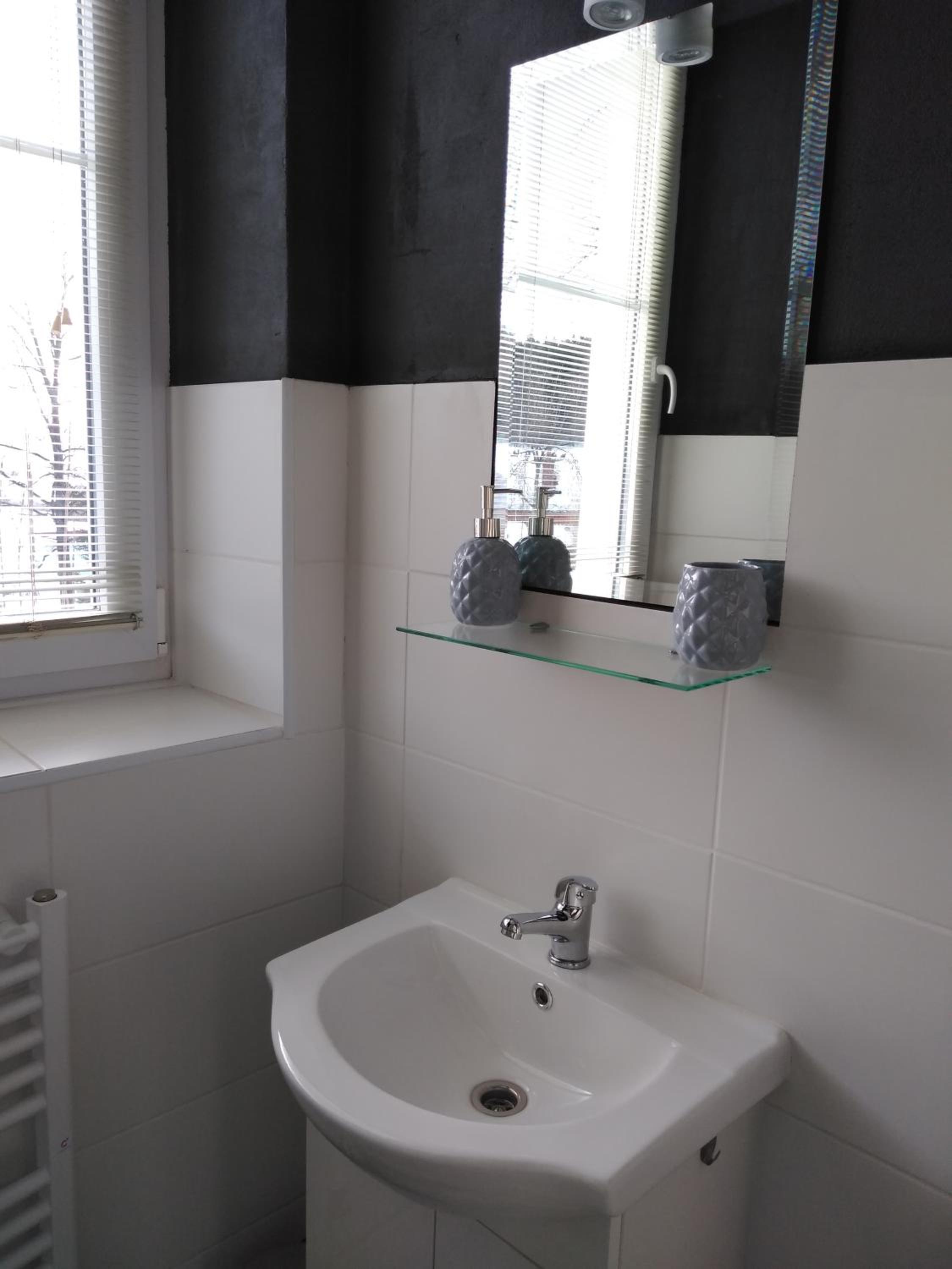 Twin Room with Bathroom - Photo 3