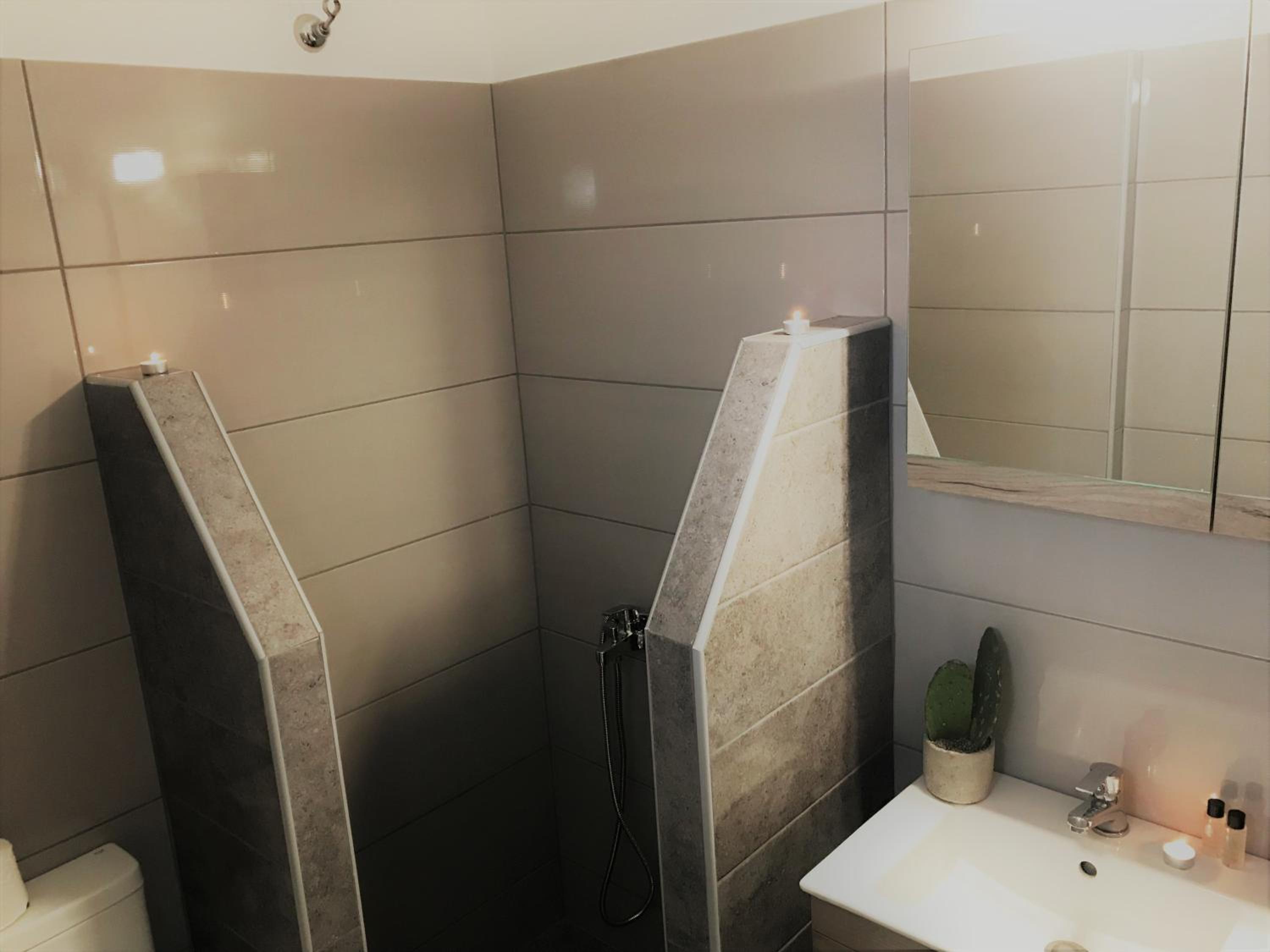 Double or Twin Room - Photo 8