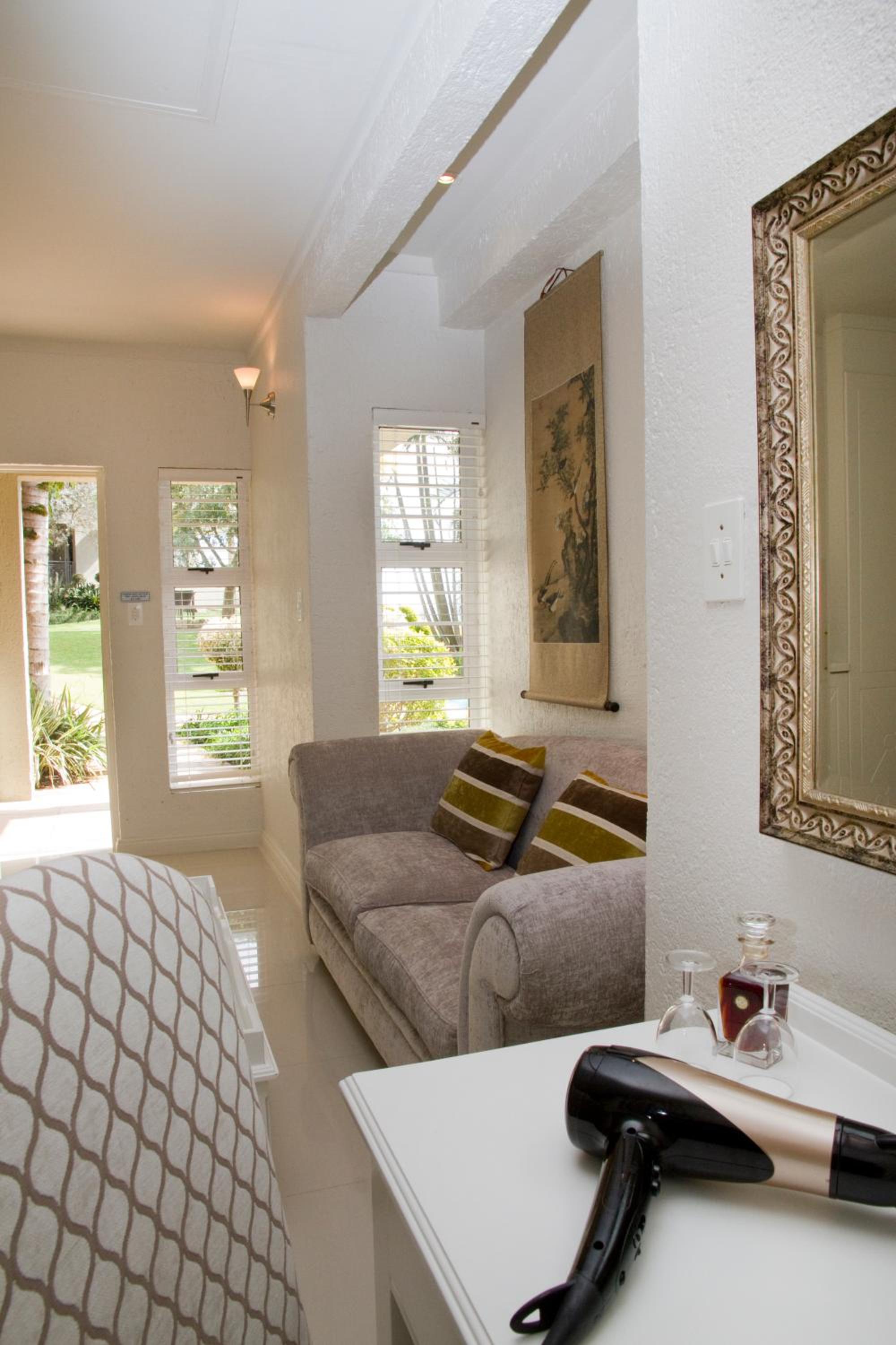 Executive suite - Private patio  photo 3