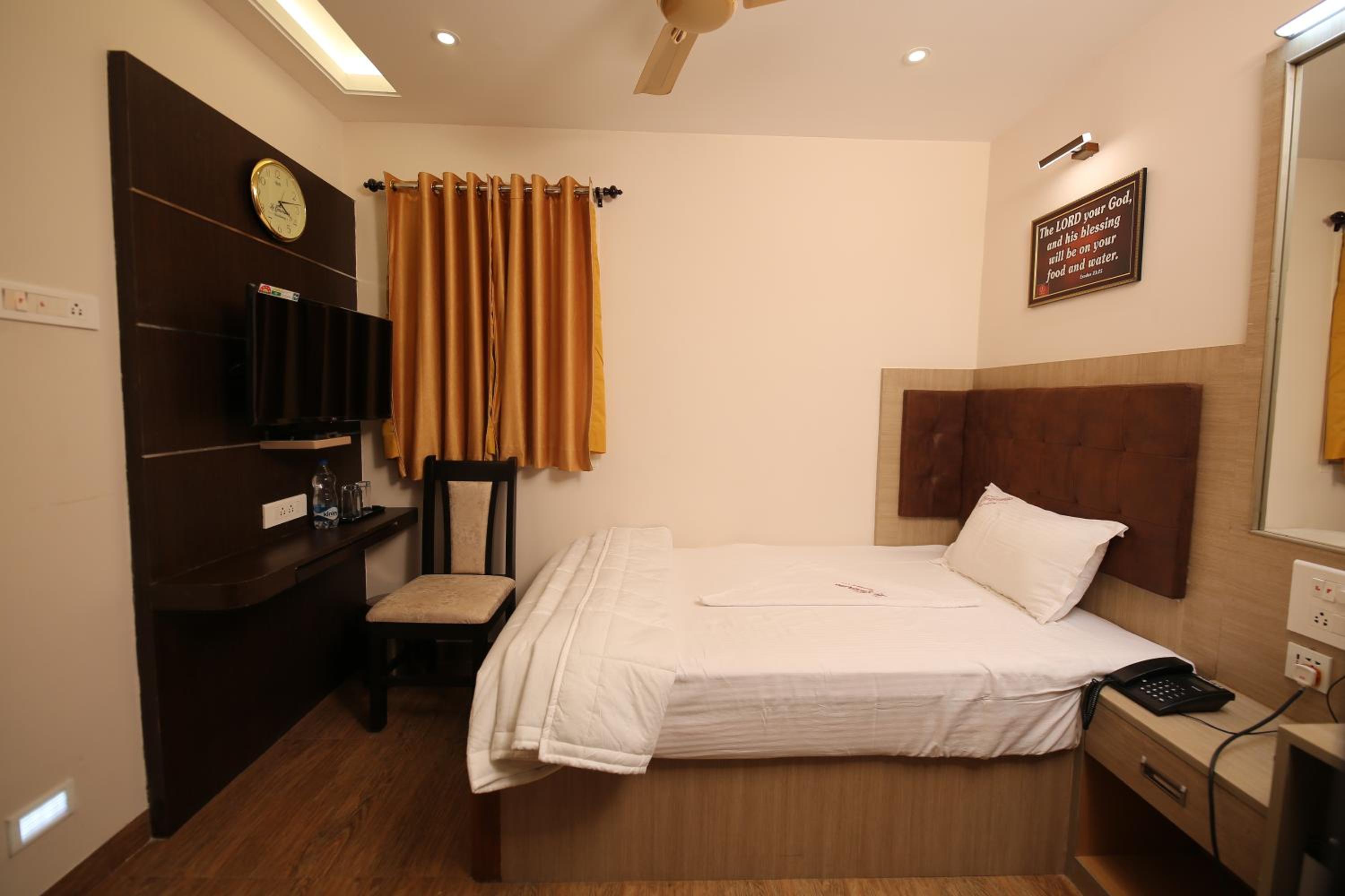 Suite - Photo 1