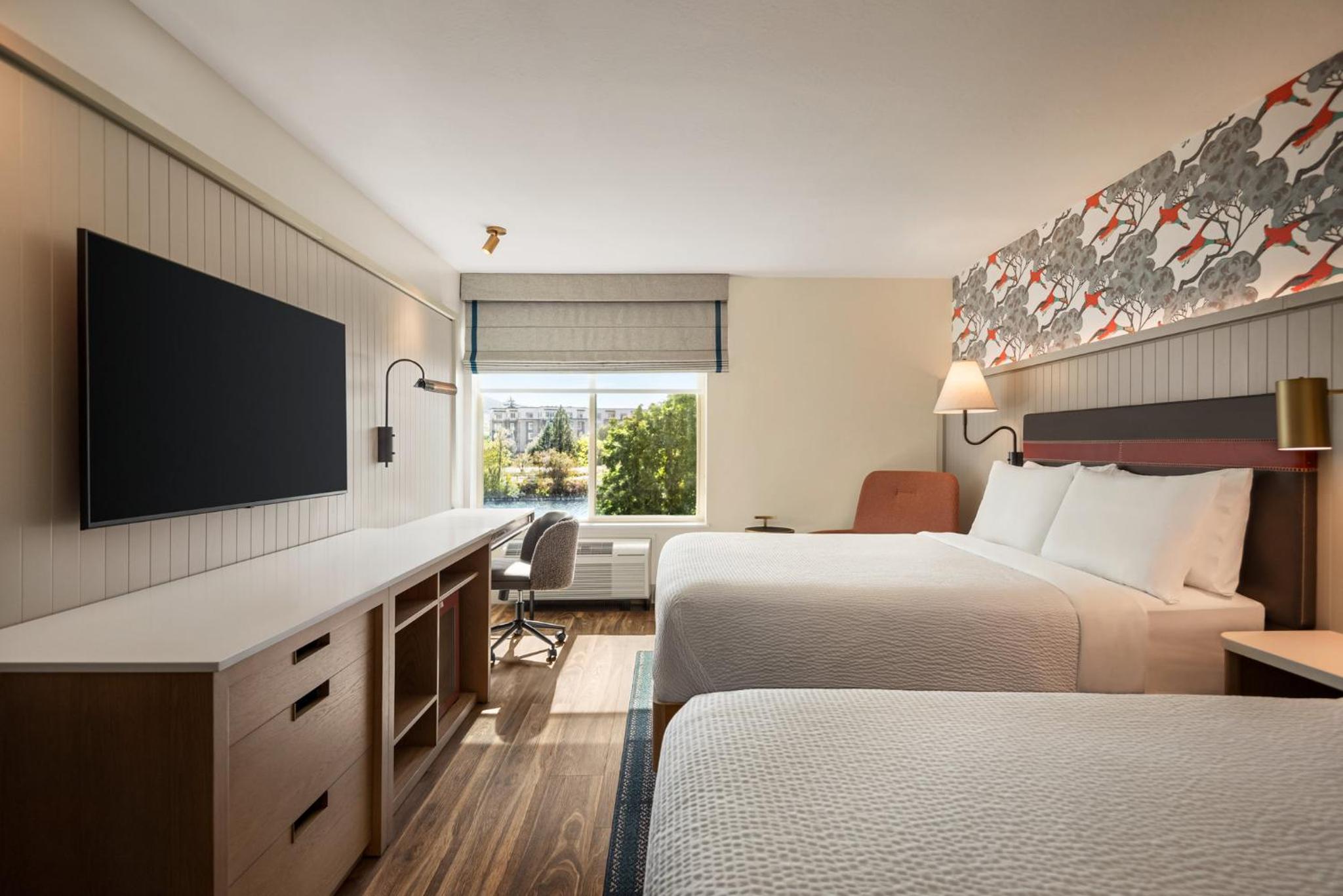 Standard Queen Room with Two Queen Beds and Park View photo 2
