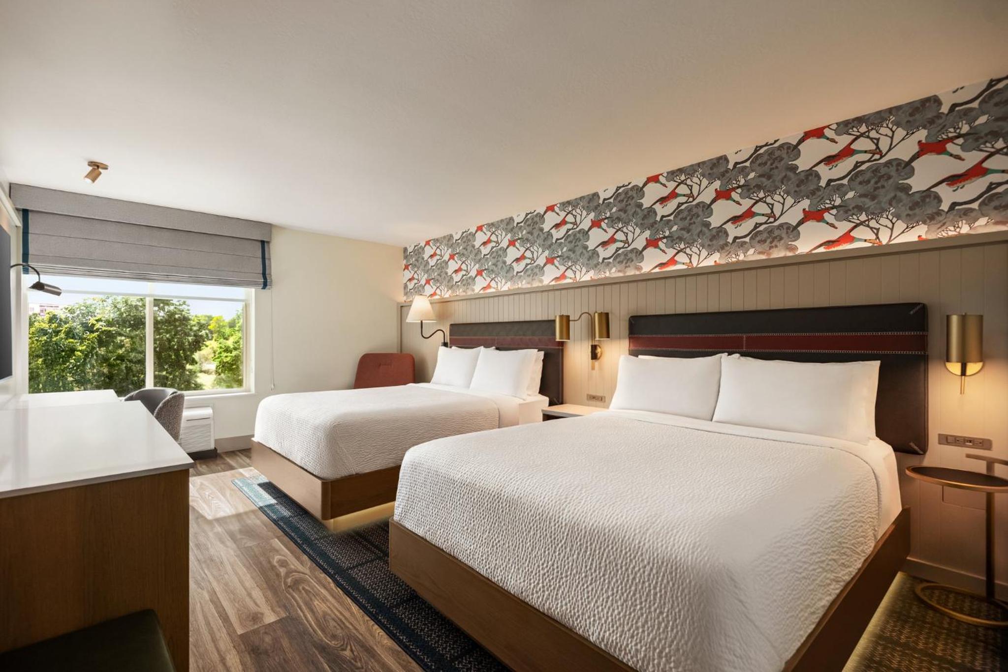 Standard Queen Room with Two Queen Beds and Park View photo 1