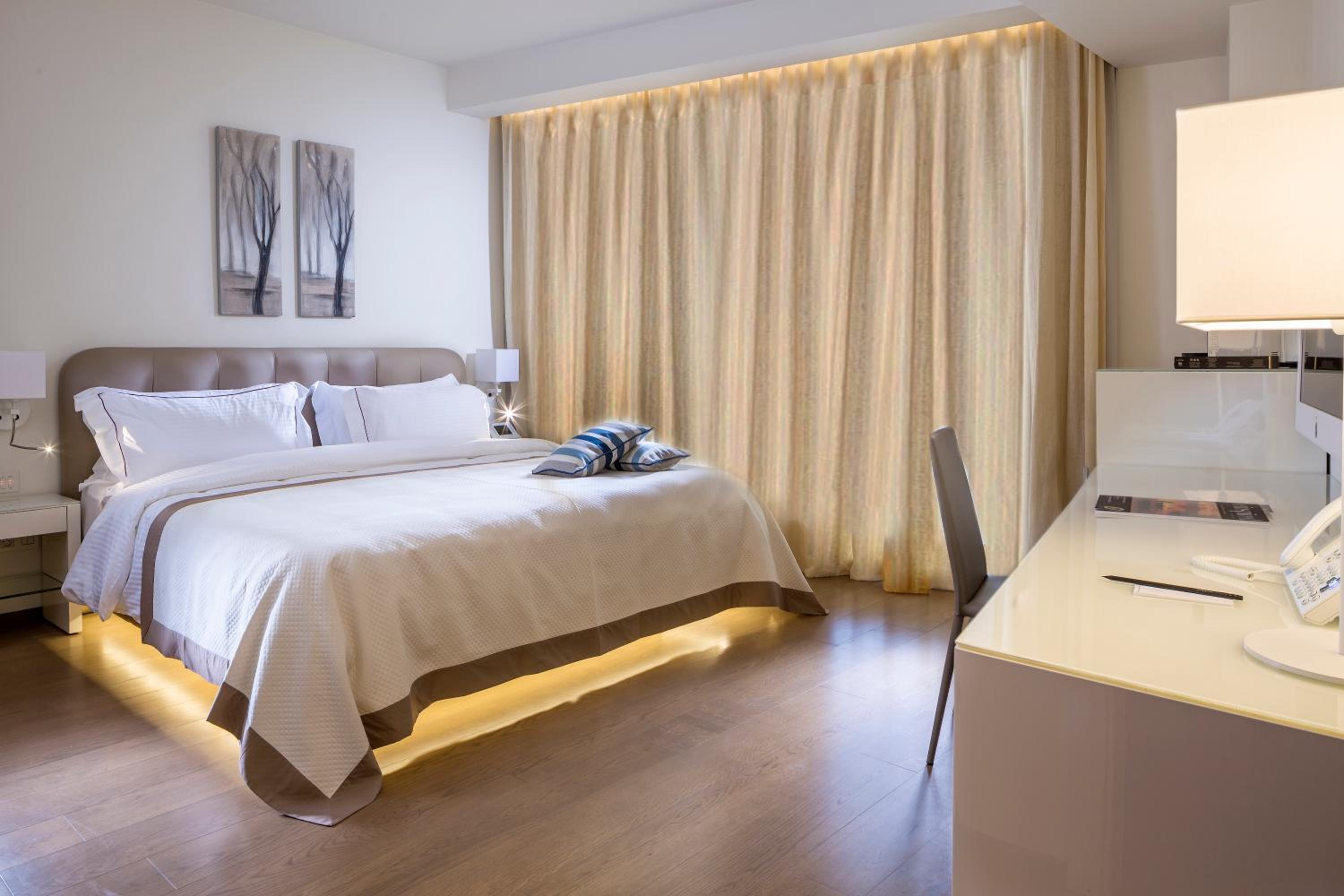 Deluxe Room without Window photo 1