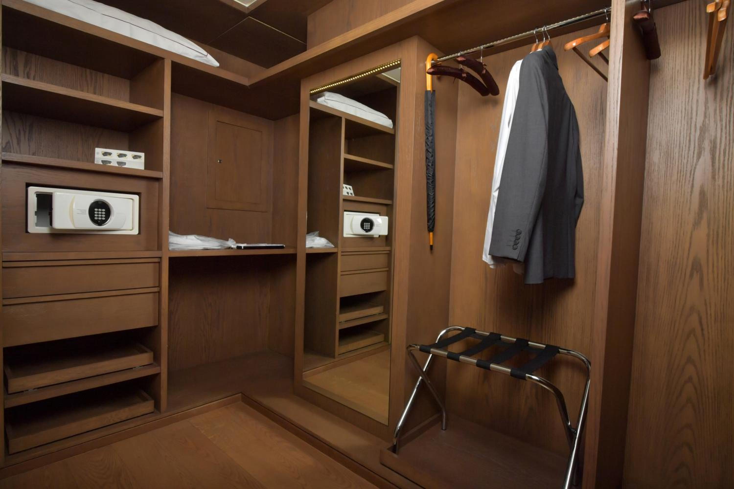 Junior Suite with Balcony photo 2