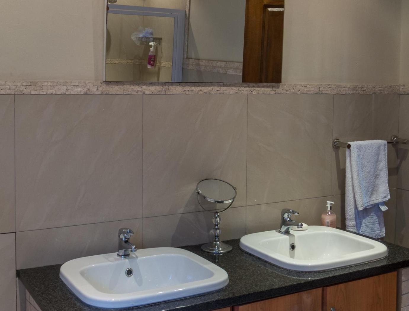 Double or Twin Room with Shower - Photo 7