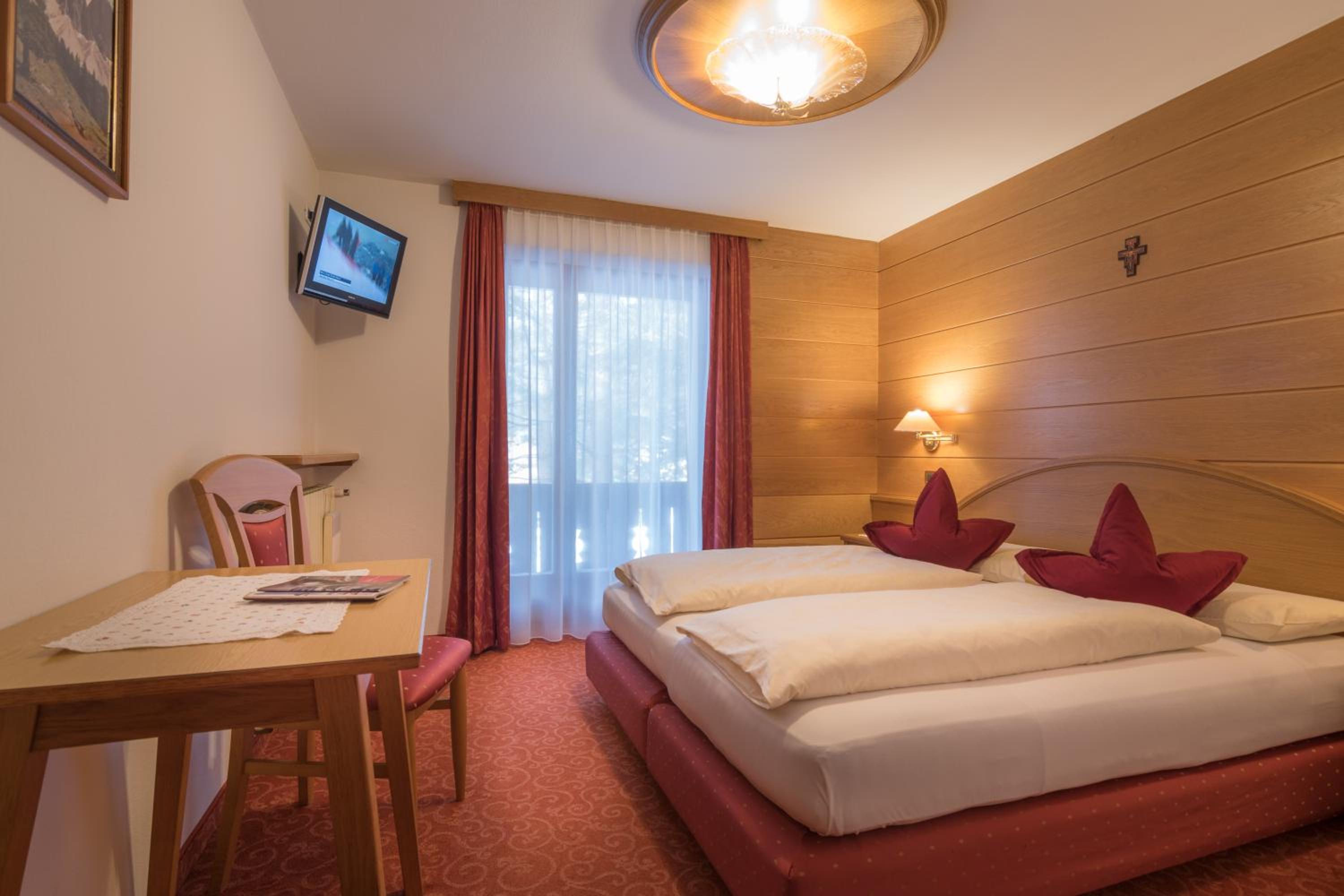 Double or Twin Room with Mountain View photo 3