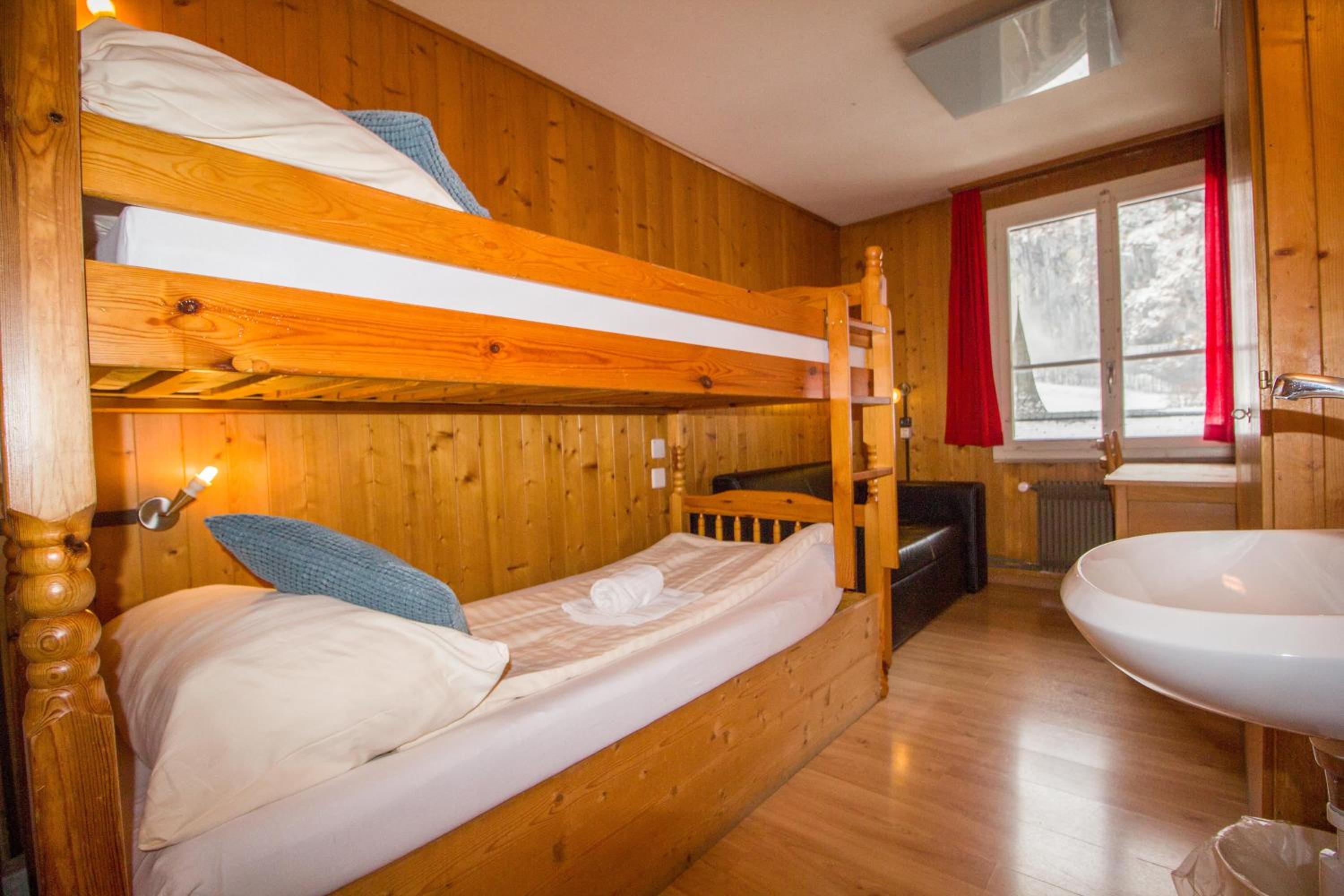 Single Room with Shared Shower and Toilet photo 3