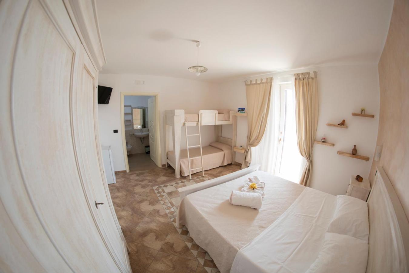 Quadruple Room - Photo 7
