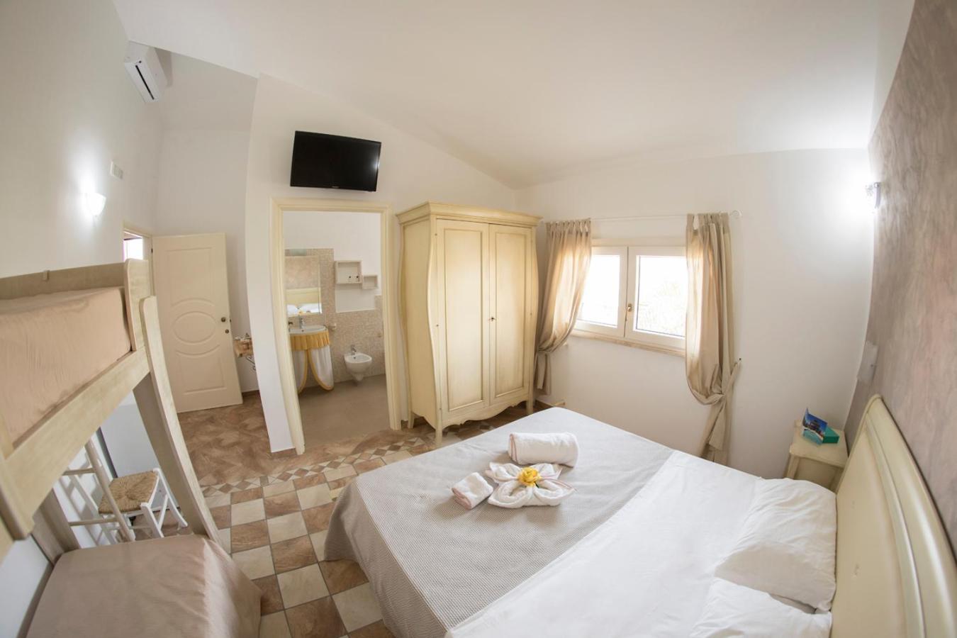 Quadruple Room - Photo 8